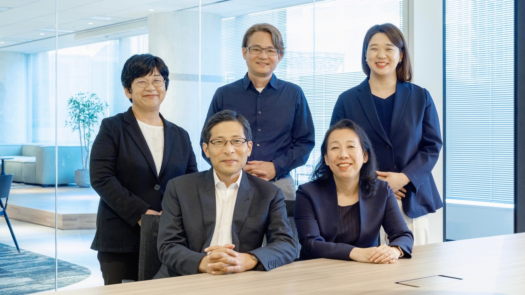 ゼロボード総研所長の待場智雄（前列左）と所属コンサルタント