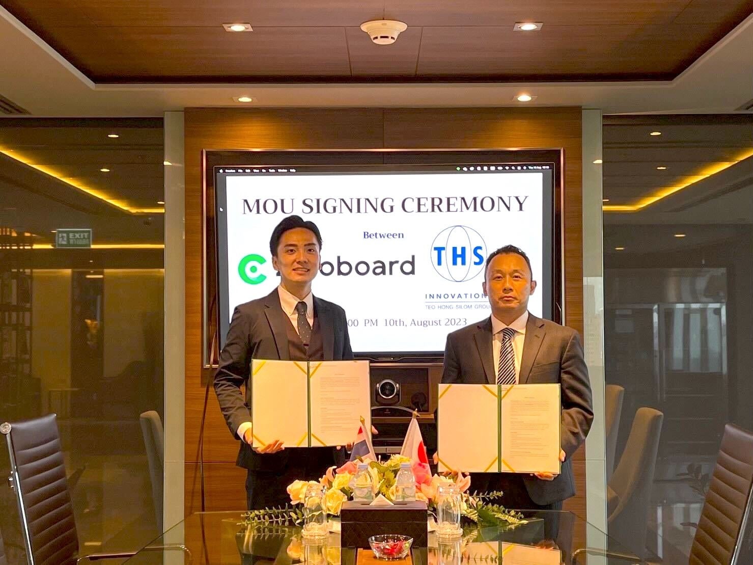 締結式の様子(写真左より:ゼロボードタイ代表 鈴木慎太郎、THS Innovations Managing Director 森達哉氏)