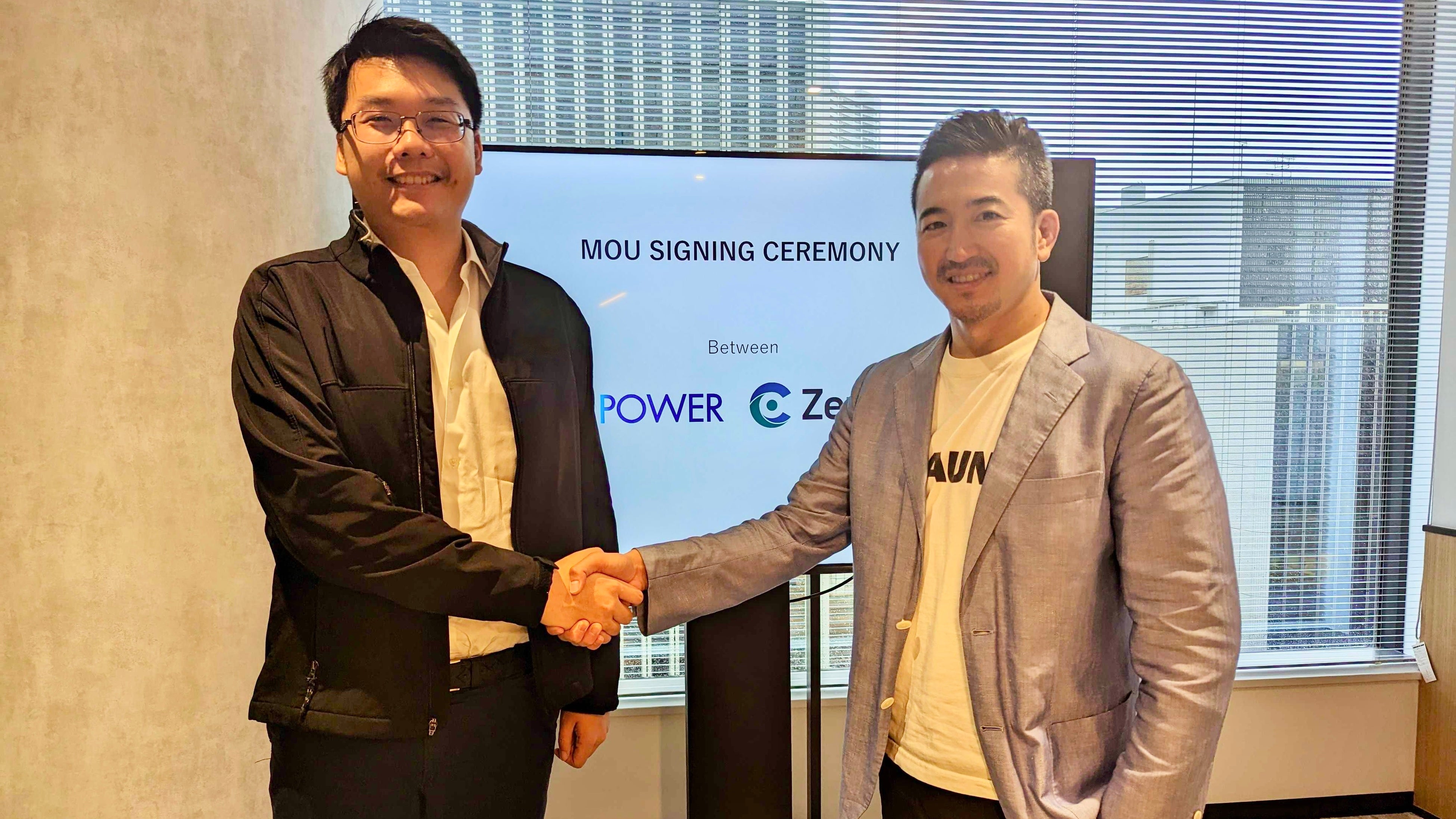 締結式の様子（写真左から：INNOPOWER CEO Athip Tantivorawong氏、ゼロボード代表取締役 渡慶次道隆）