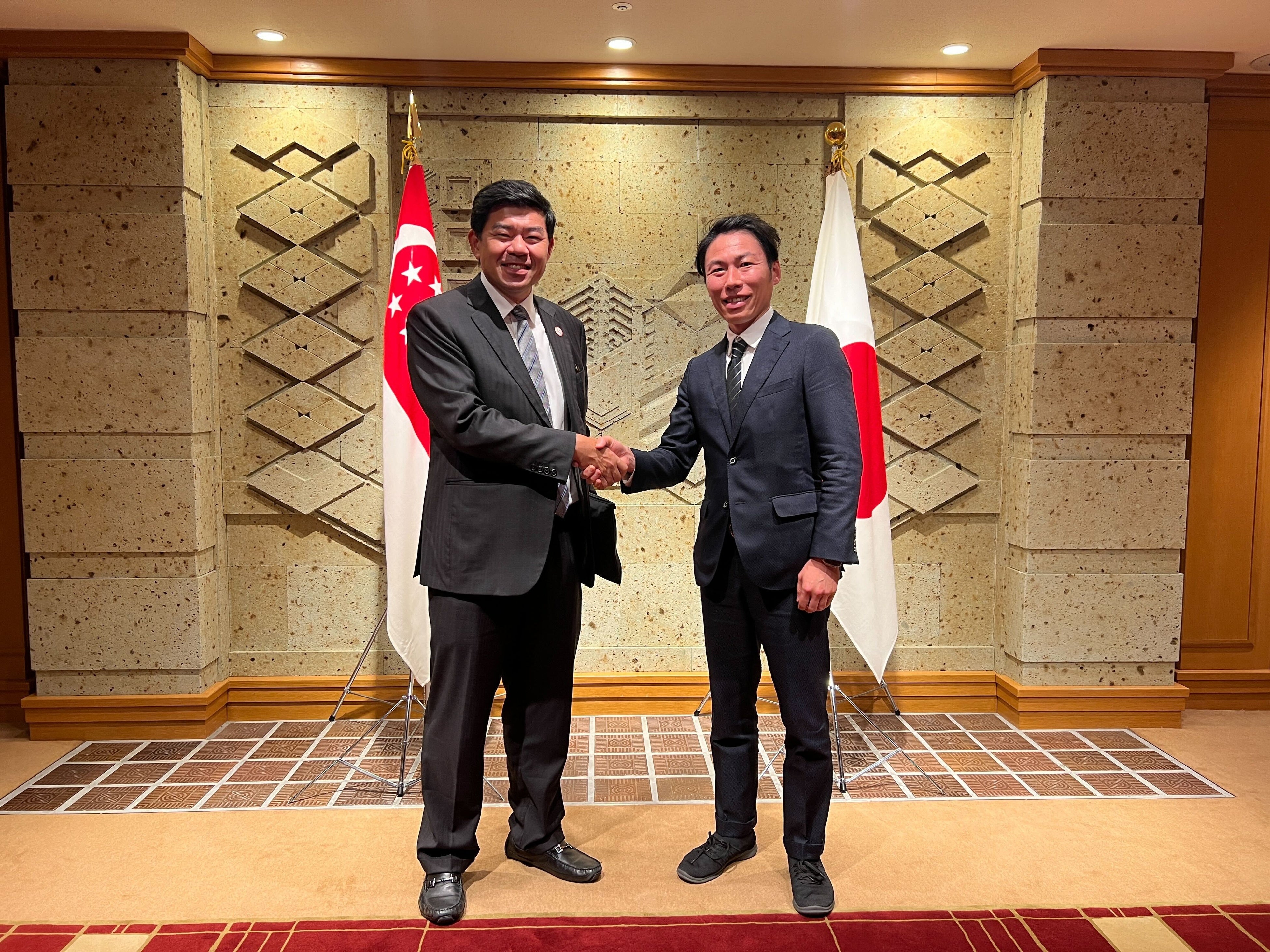 Permanent Secretary（Policy）,MTI Co-Chair Gabriel Lim氏（左）と握手を交わす当社 小野泰司（右）