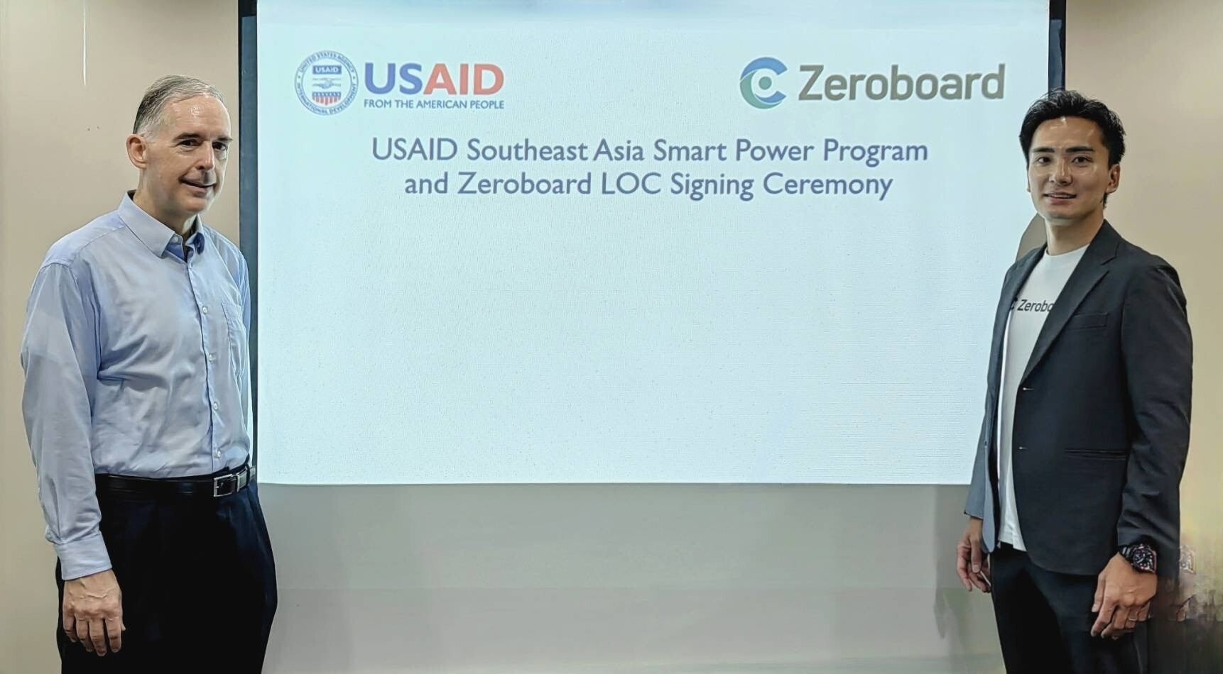 締結式の様子。左からUSAID SPP Chief of Party Mr. John Bruce Wells、ゼロボードタイ代表 鈴木慎太郎