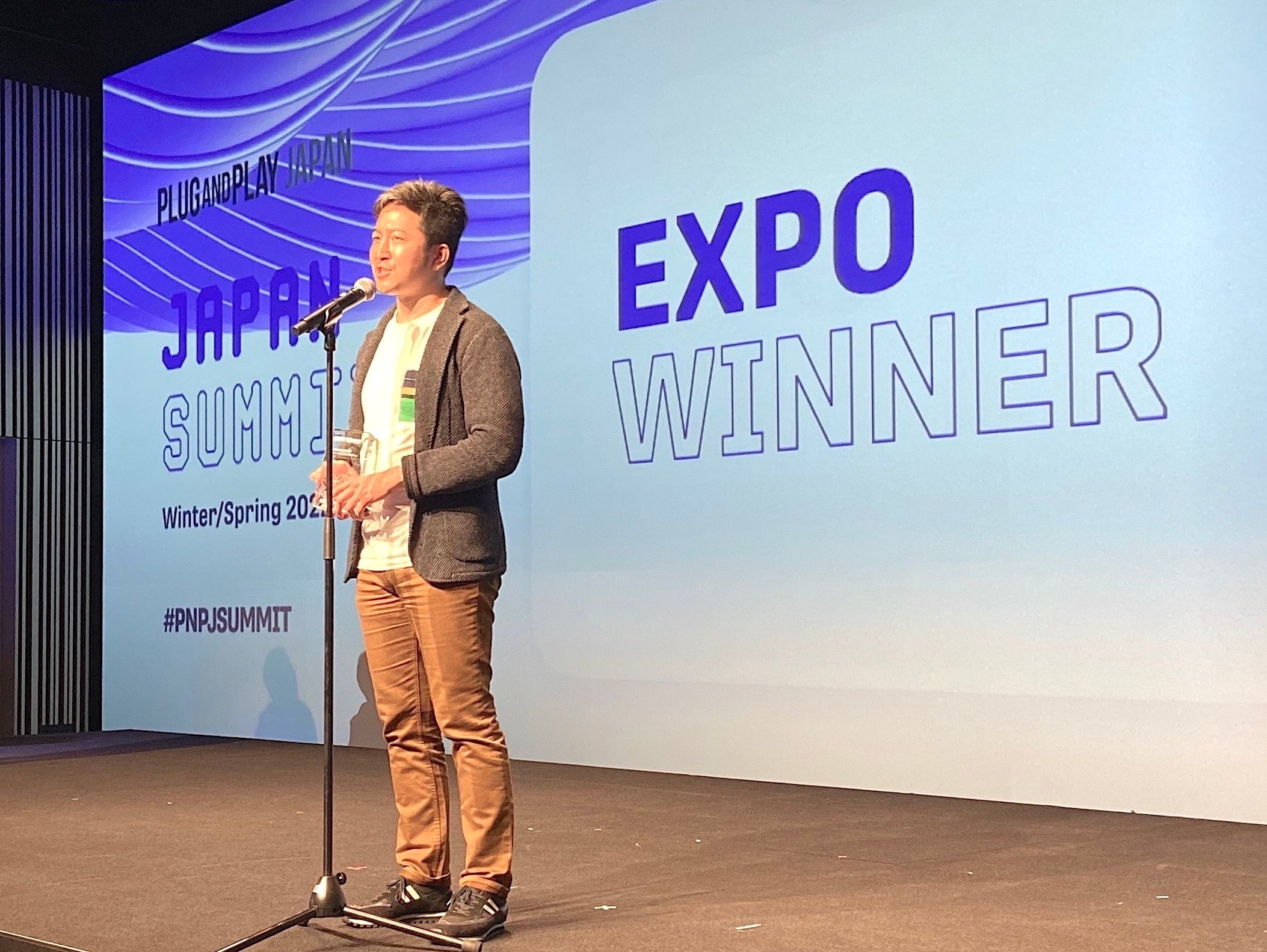 受賞スピーチをするゼロボード代表 渡慶次 道隆