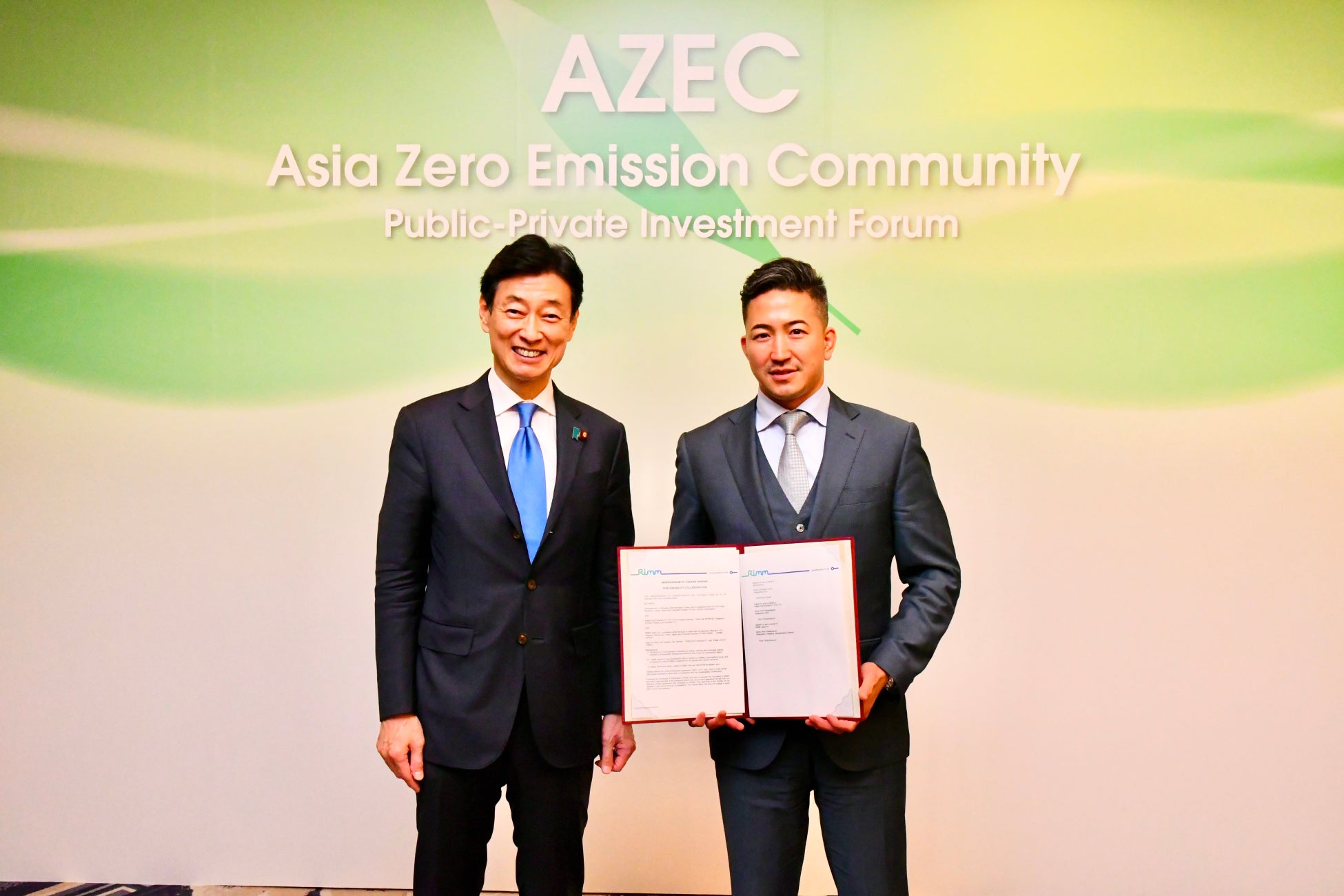 MoU締結式の様子(左:西村 康稔 経済産業大臣、右:ゼロボード代表 渡慶次 道隆)