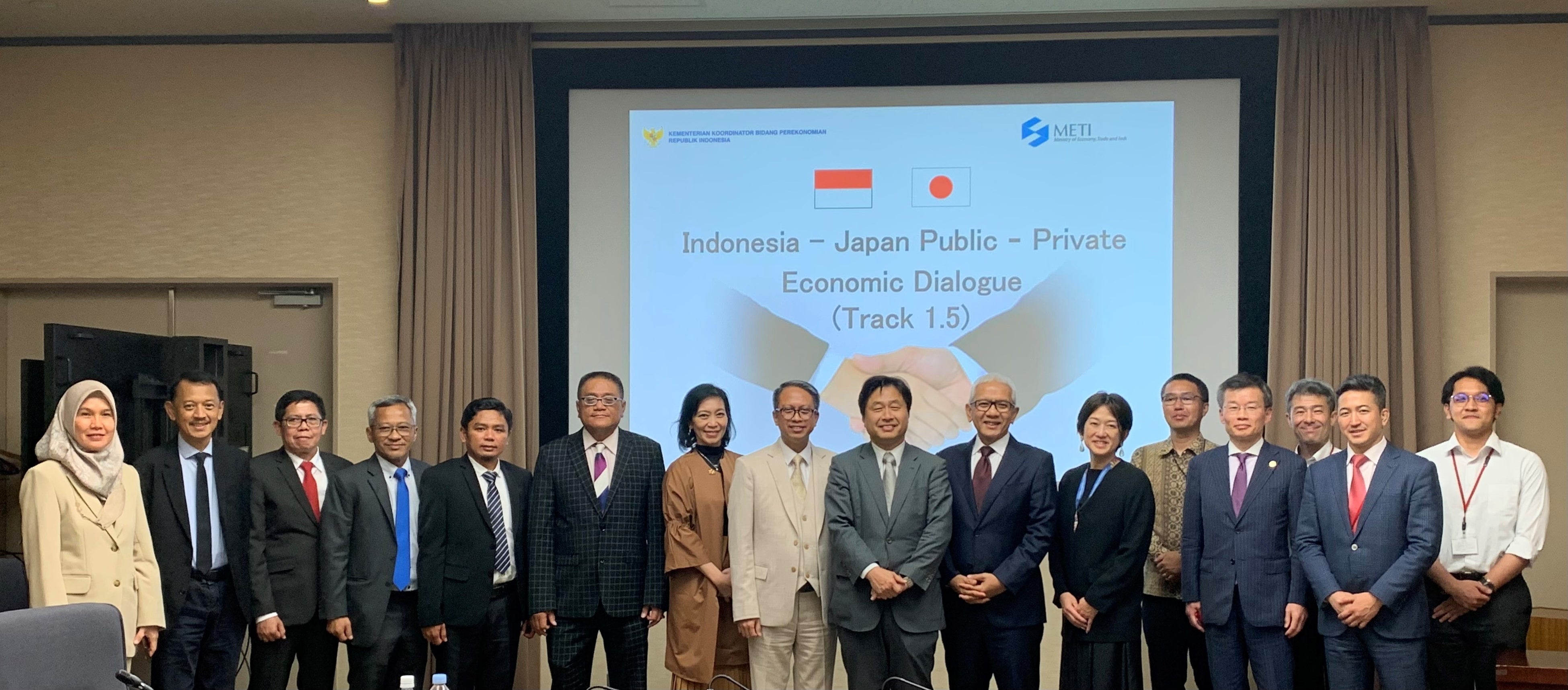 日本およびインドネシアの参加者とともに