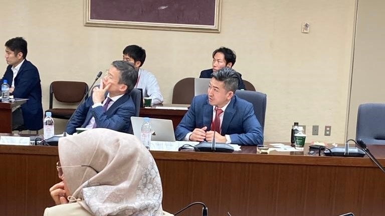 当社代表 渡慶次（前列右）はゼロボードの脱炭素経営支援とインドネシアとの共創についてプレゼンした