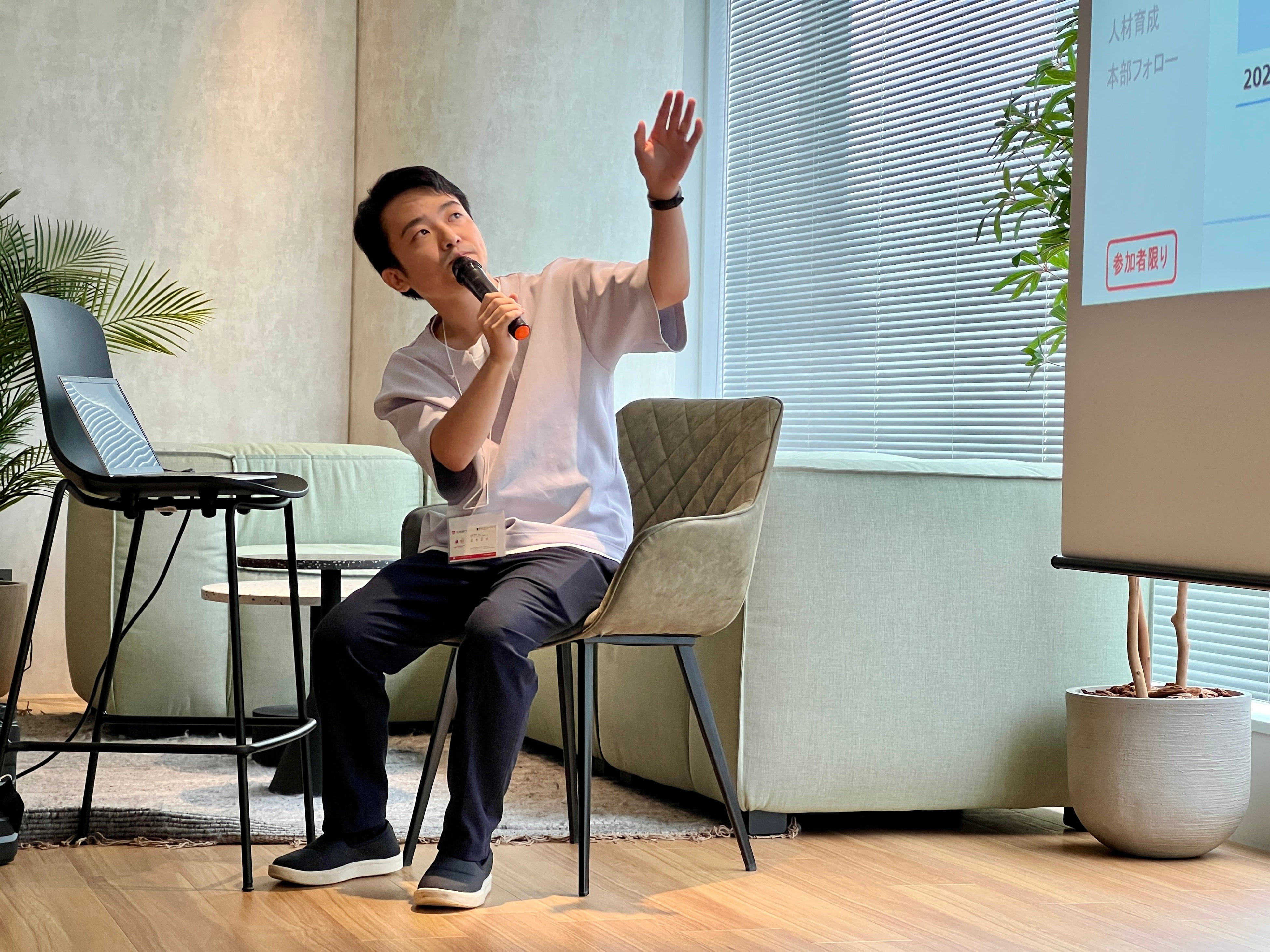 自社の取り組みを紹介する北陸銀行　岩塚正彦様