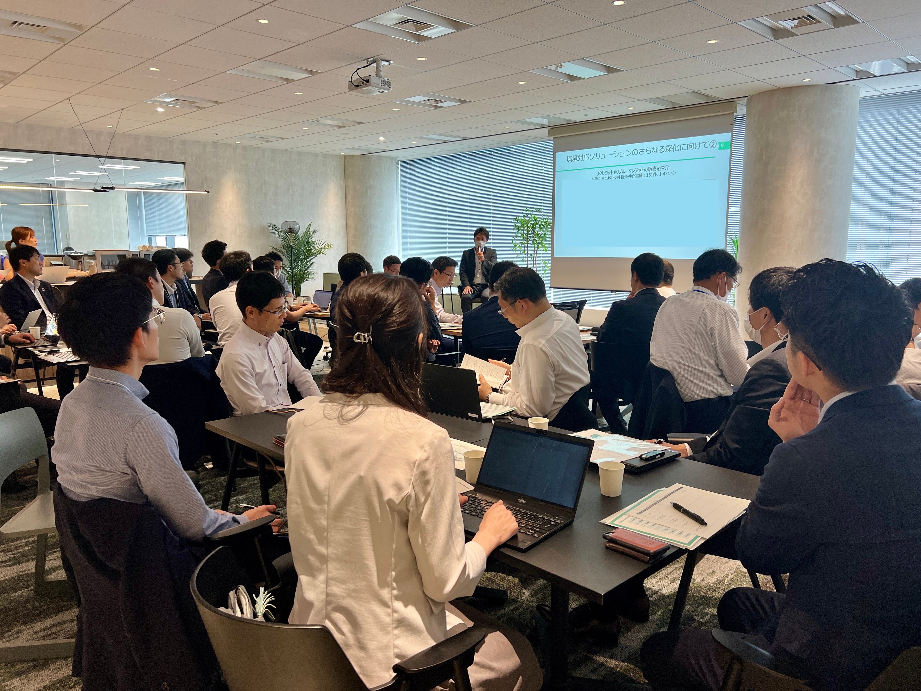 岩手銀行様のプレゼンを聞く参加者