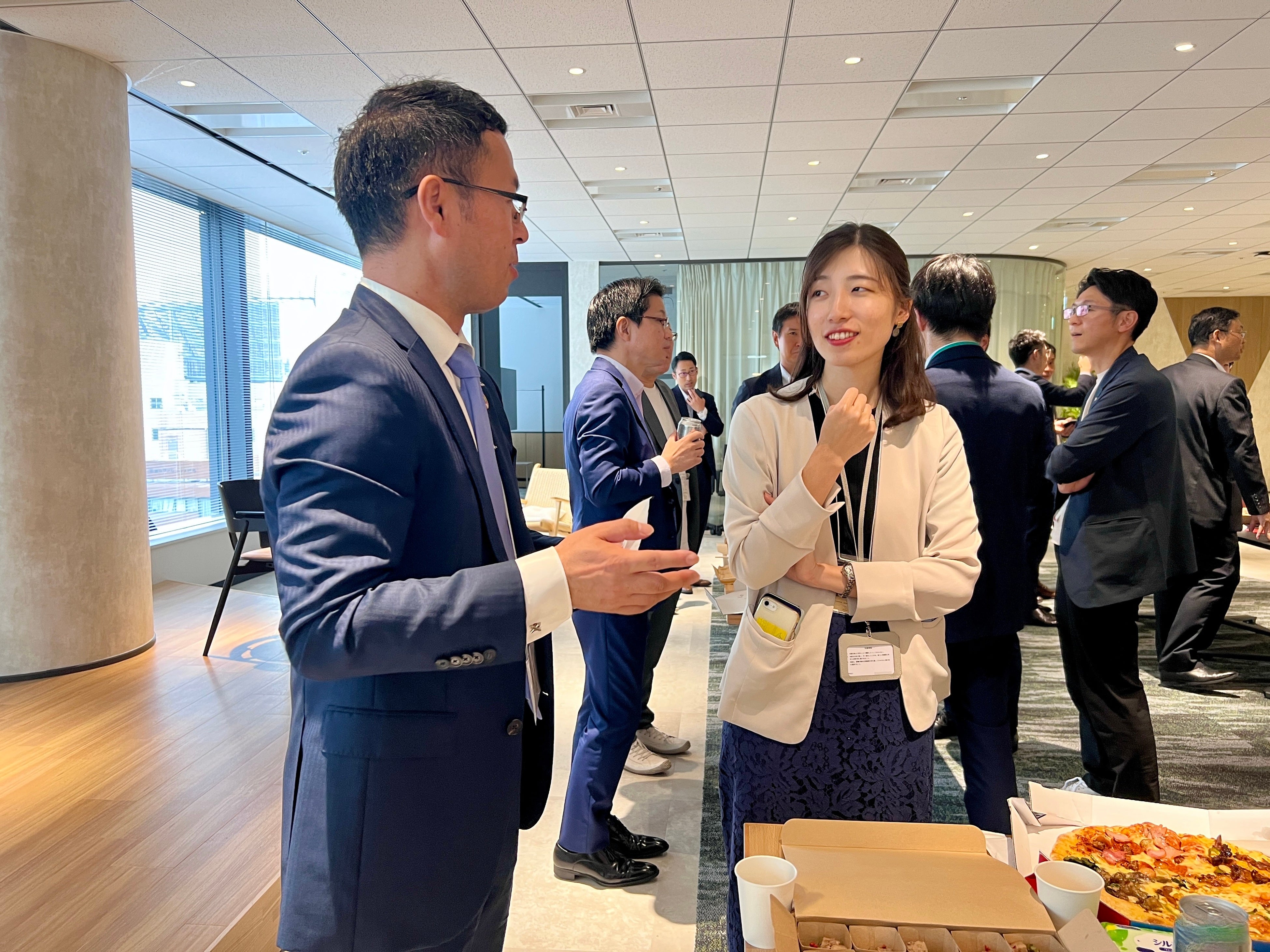 ネットワーキングタイムで積極的に言葉を交わす参加者