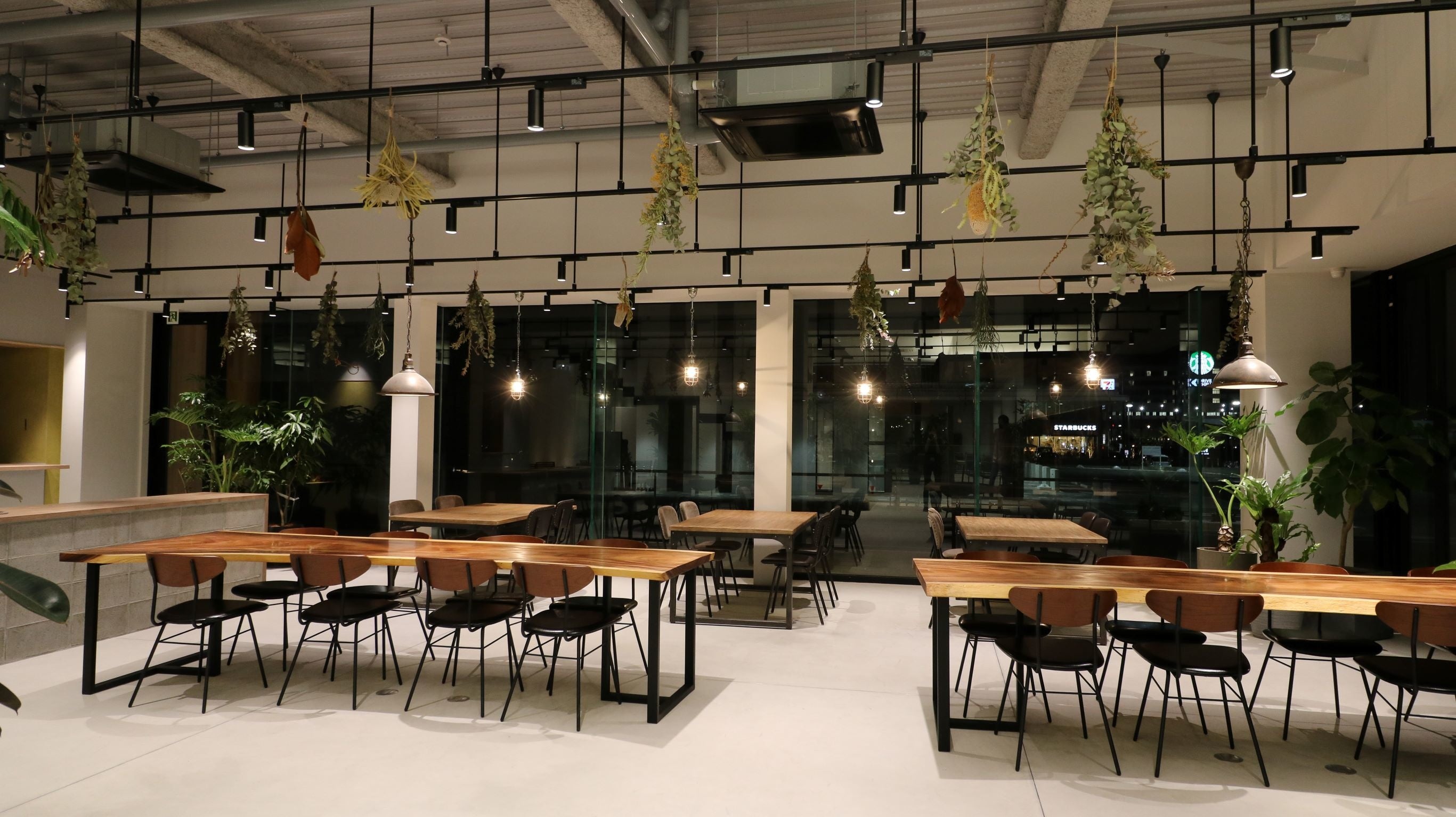 カフェスペースも新設。社員食堂や採用のイベント等にも利用可能