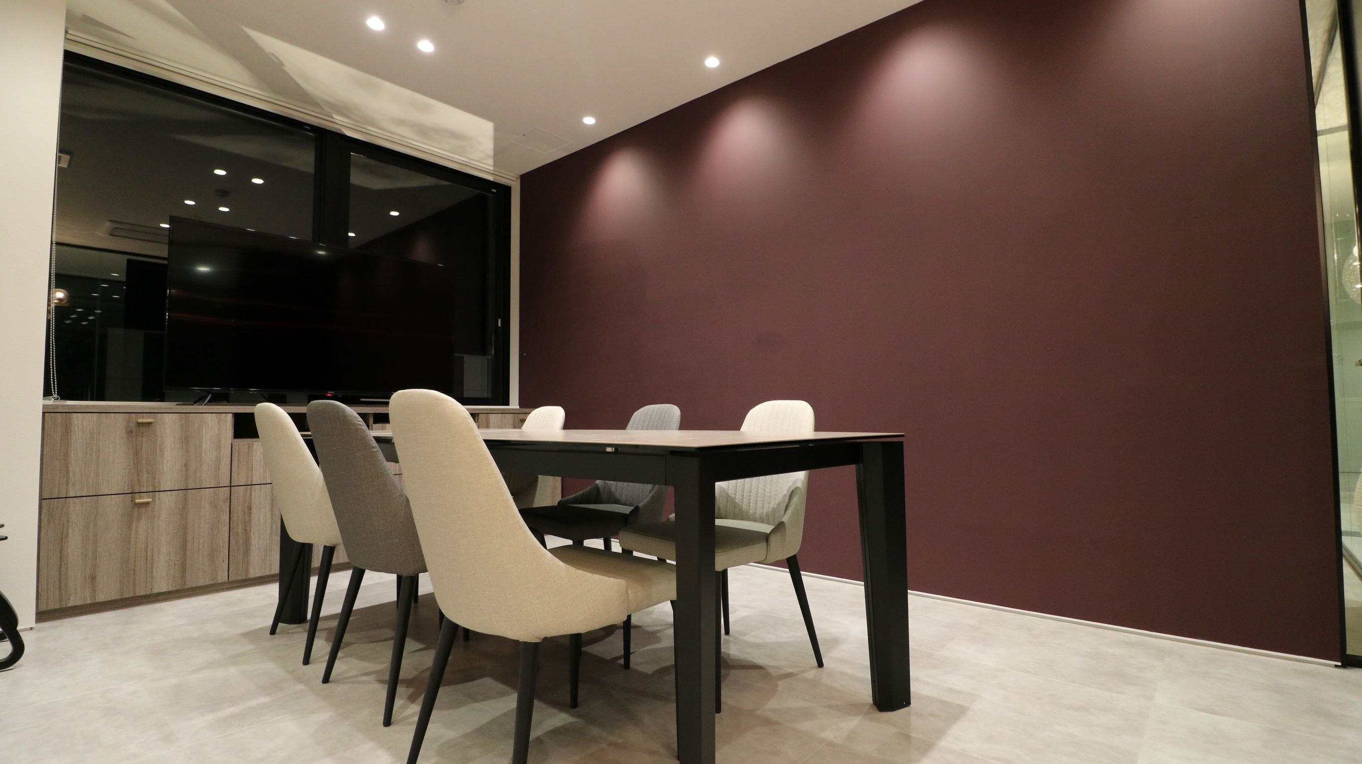 会議室はそれぞれの部屋ごとに家具や照明、壁紙を変え打ち合わせや顧客の嗜好に合わせて選択