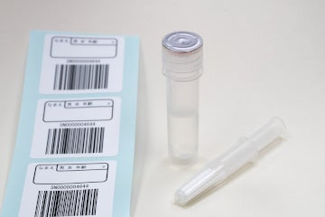 採取した検体をそのままPCR検査装置にセットできる「唾液採取ソークスティックキット」は、作業効率の向上にも貢献している。
