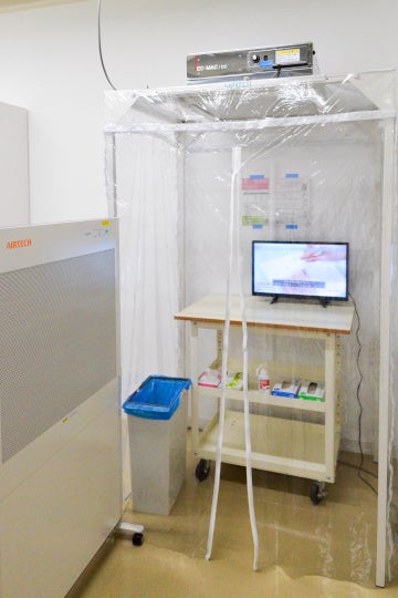 受検者はモニターから流れる動画を見ながら、手順どおりに唾液を採取できるよう工夫されている。