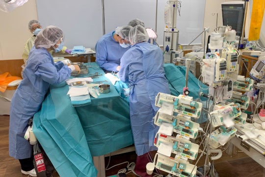 腎不全を患った新型コロナウイルス感染症患者の治療にあたる集中治療室の医療スタッフ(京大病院提供)