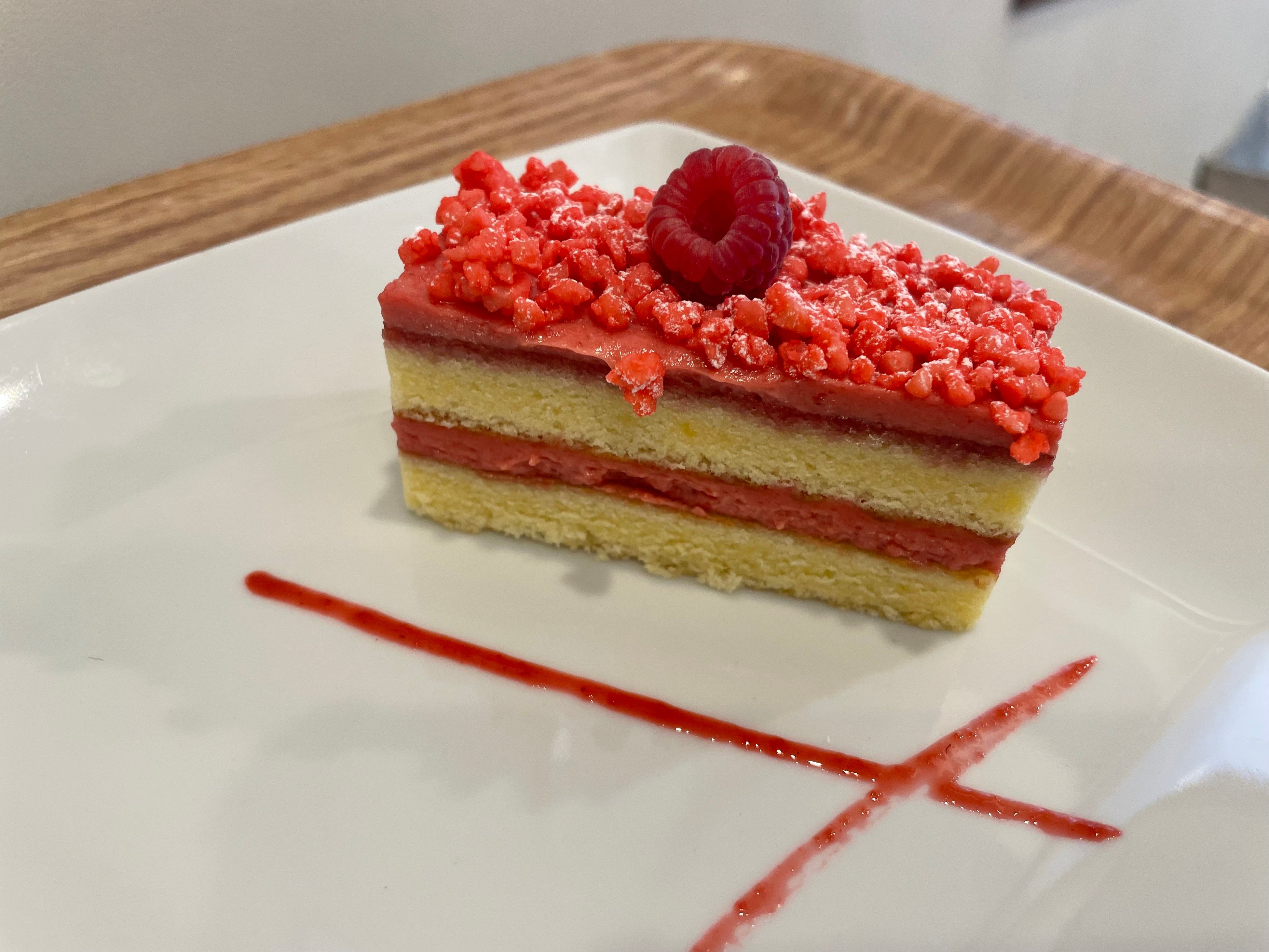 バウムクーヘン生地を活用したケーキ「フランボワジェ」8月発売予定