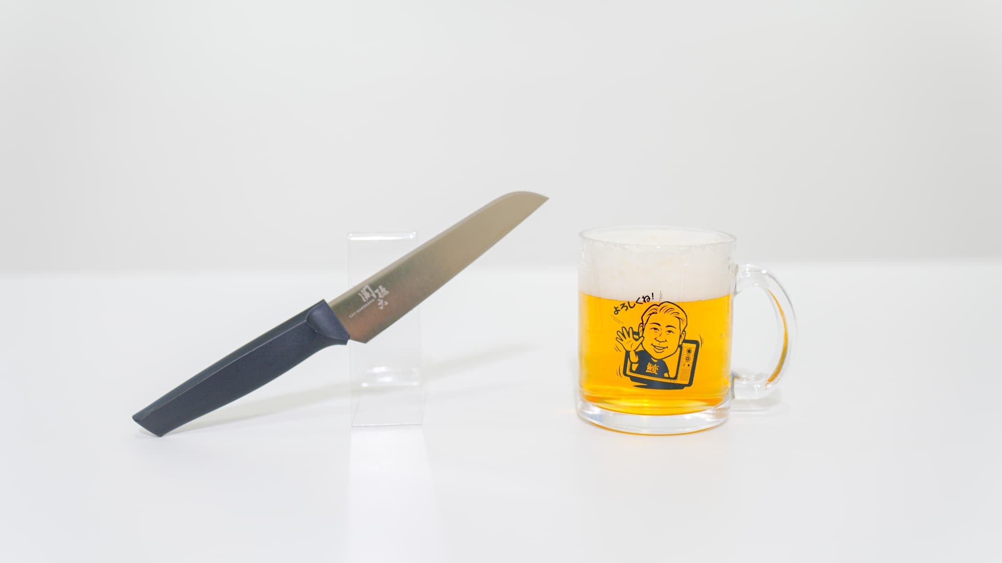 へんおじ へんな魚おじさん」のロゴ入りミニビールジョッキと貝印の