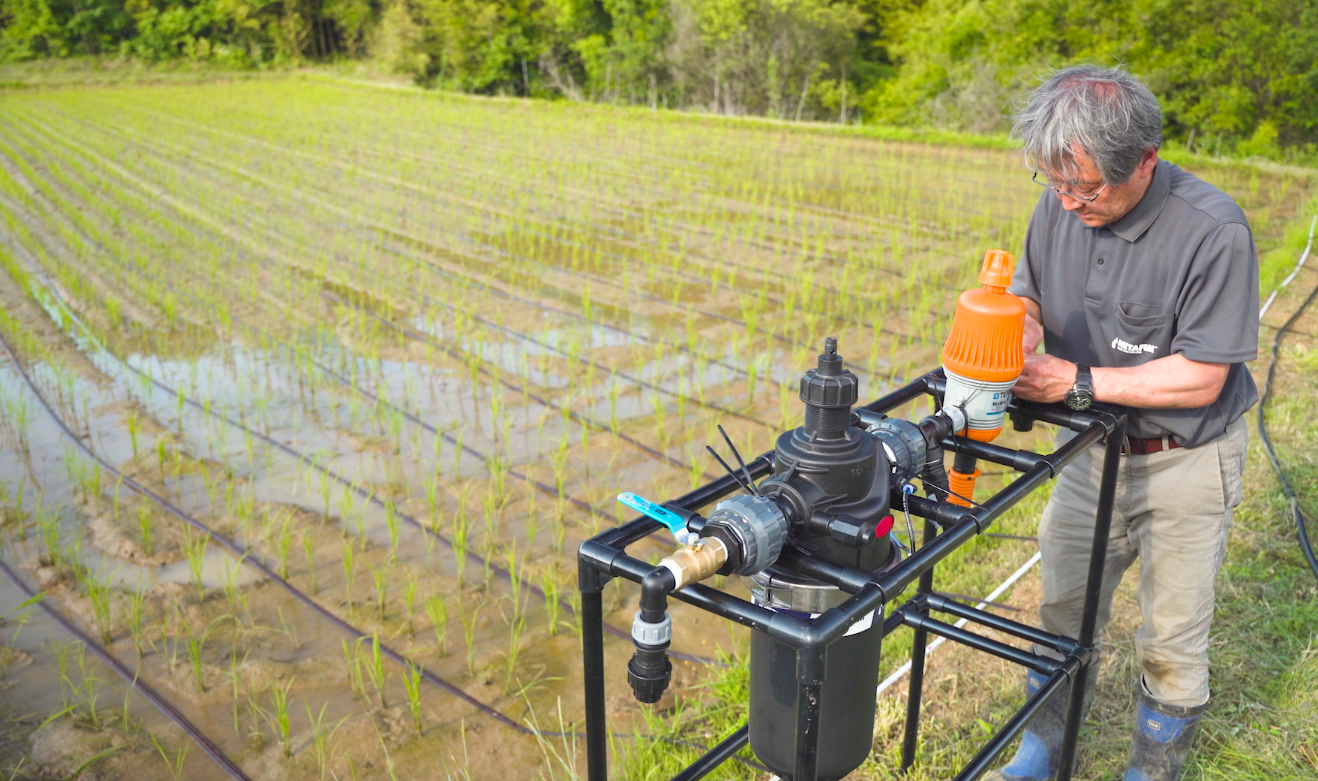 点滴チューブの他に、詰まりを防止するフィルターや施肥装置など精密灌水に必要な装置も設置