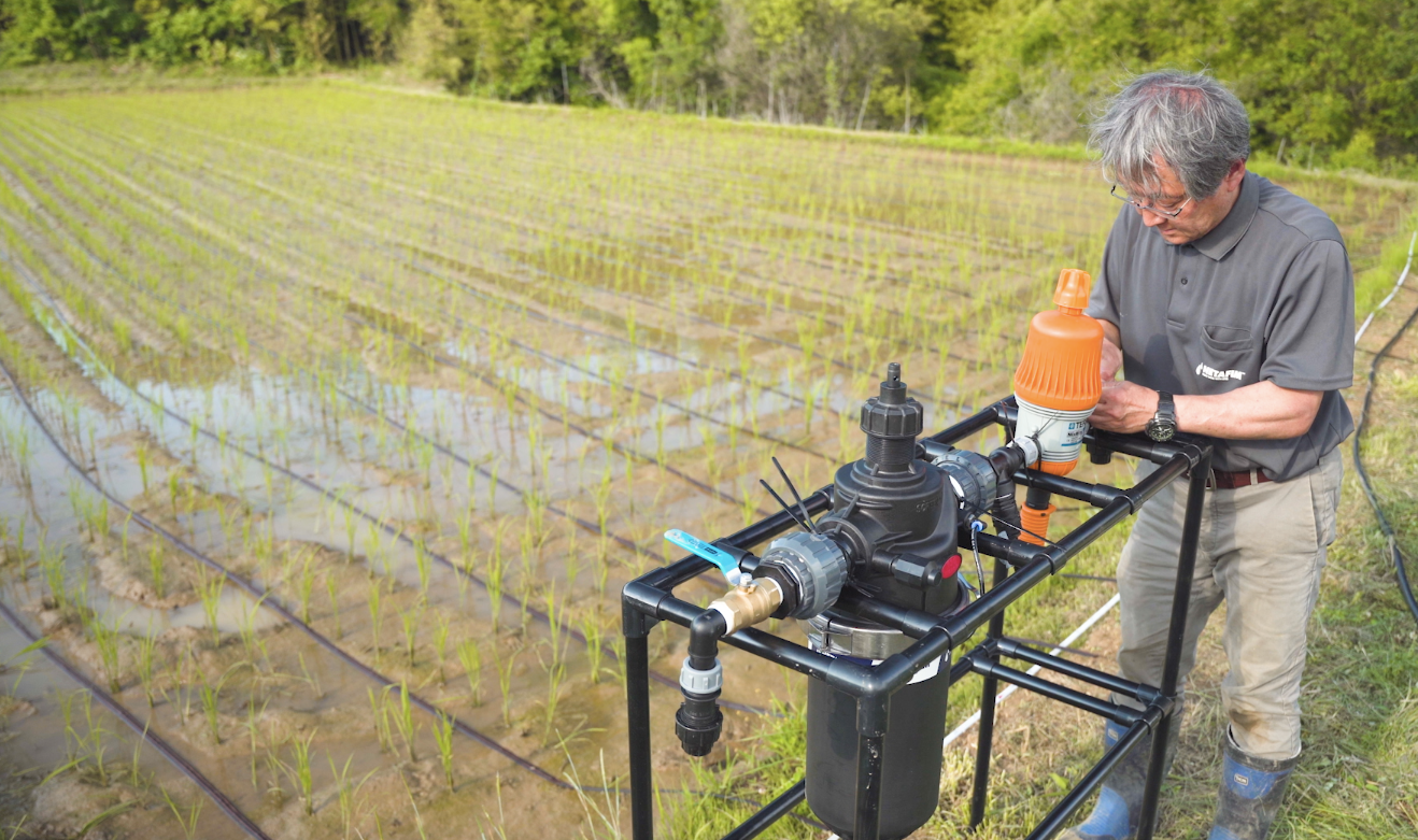 点滴チューブの他に、詰まりを防止するフィルターや施肥装置など精密灌水に必要な装置も設置
