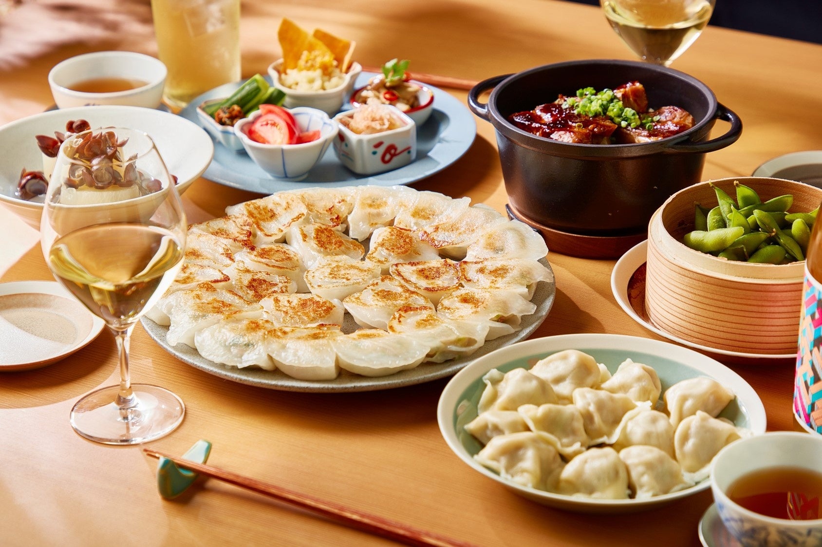 餃⼦とともに多彩な前菜や炊き込みご飯もお楽しみください