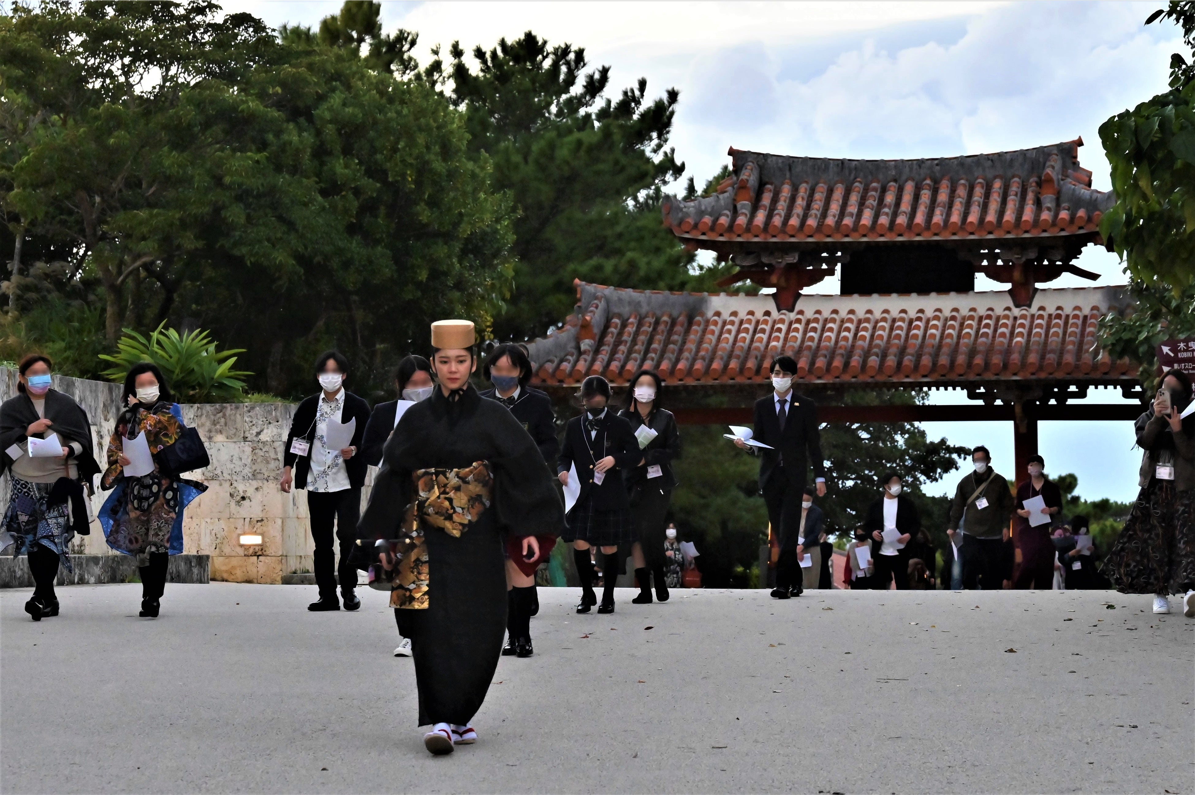 守礼門をくぐり園比屋武御嶽石門へ