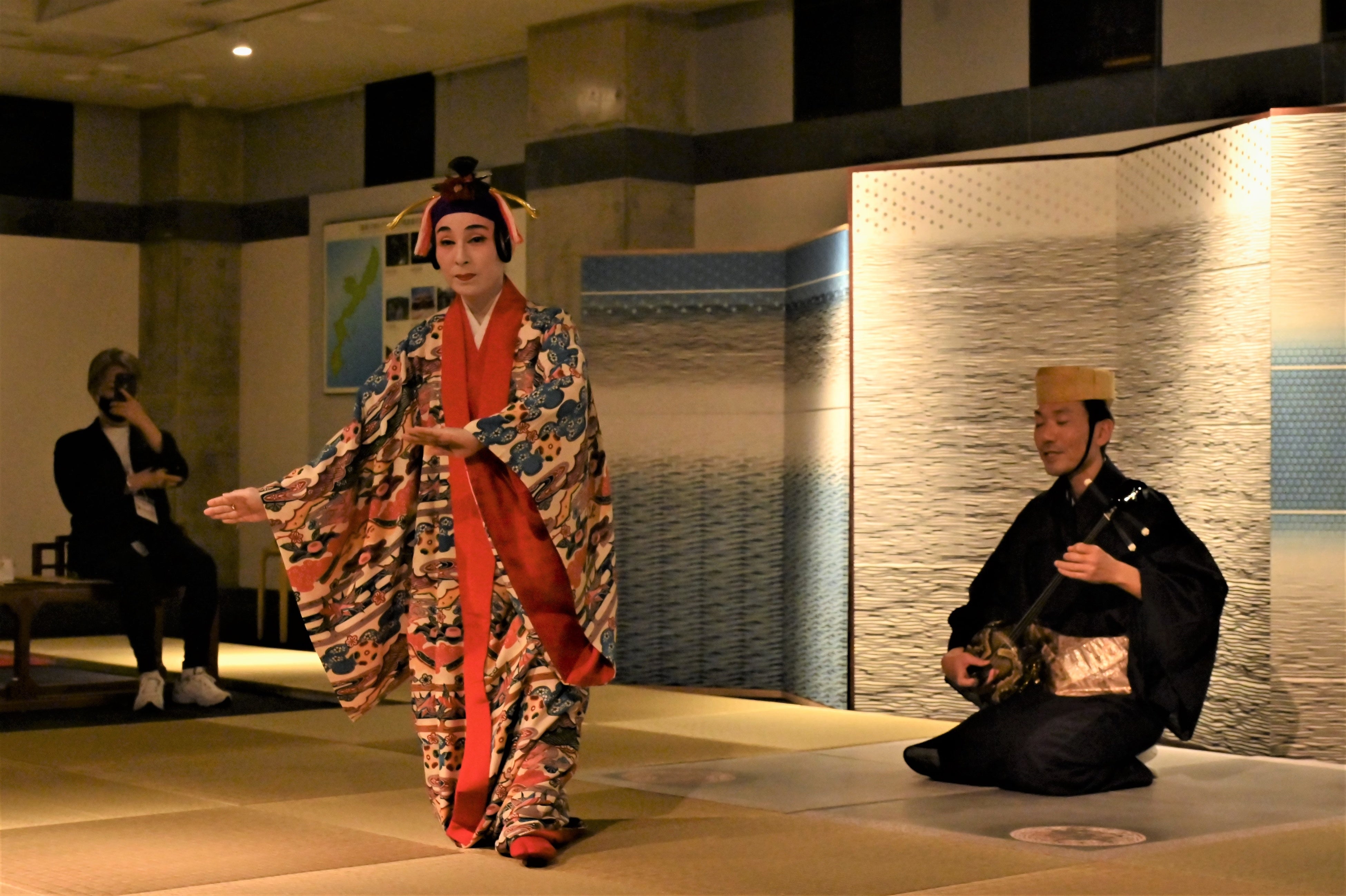 特設舞台において特別なびんがたを纏った演舞