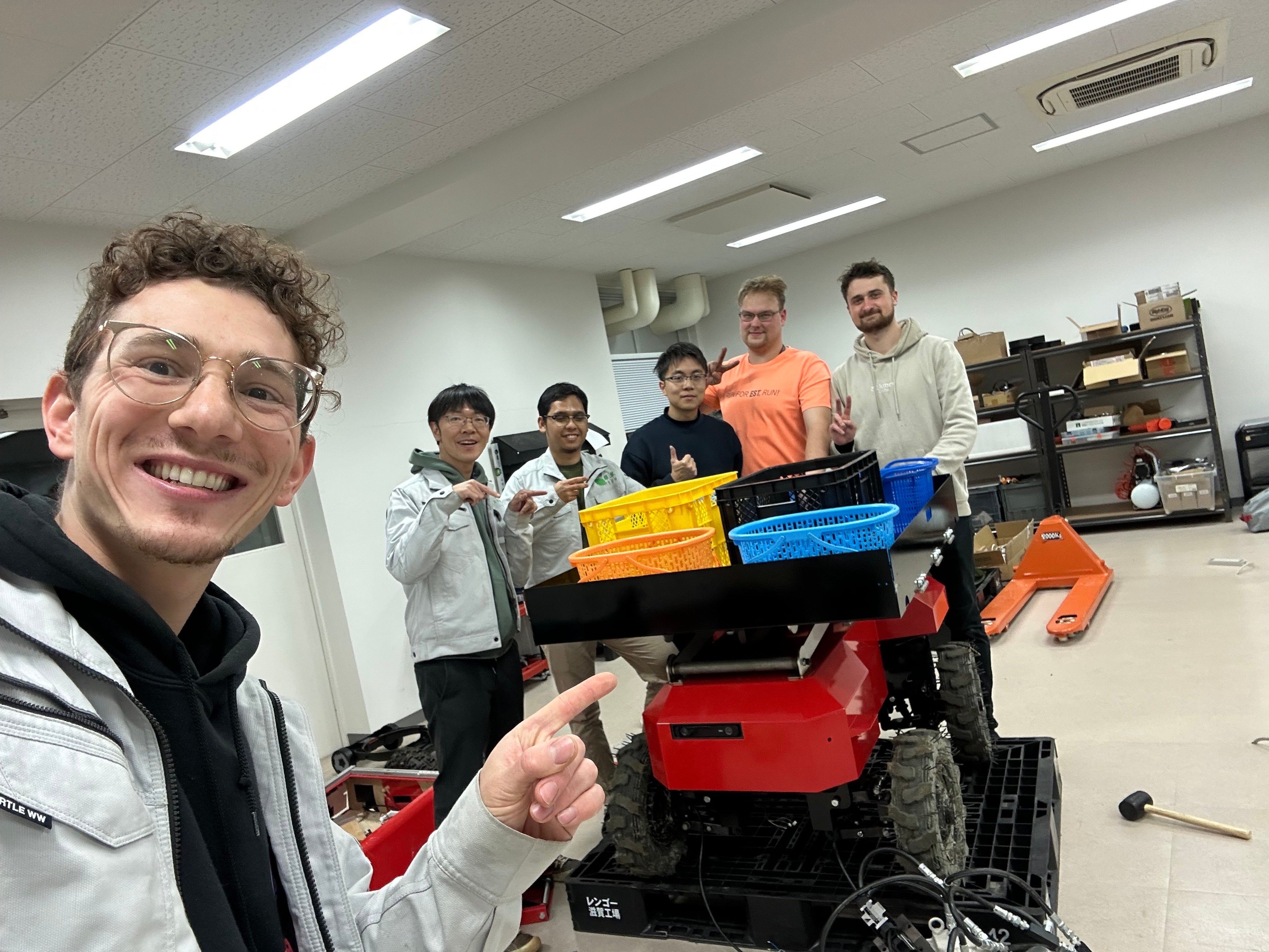 新たなオフィスと開発した農業用AIロボット