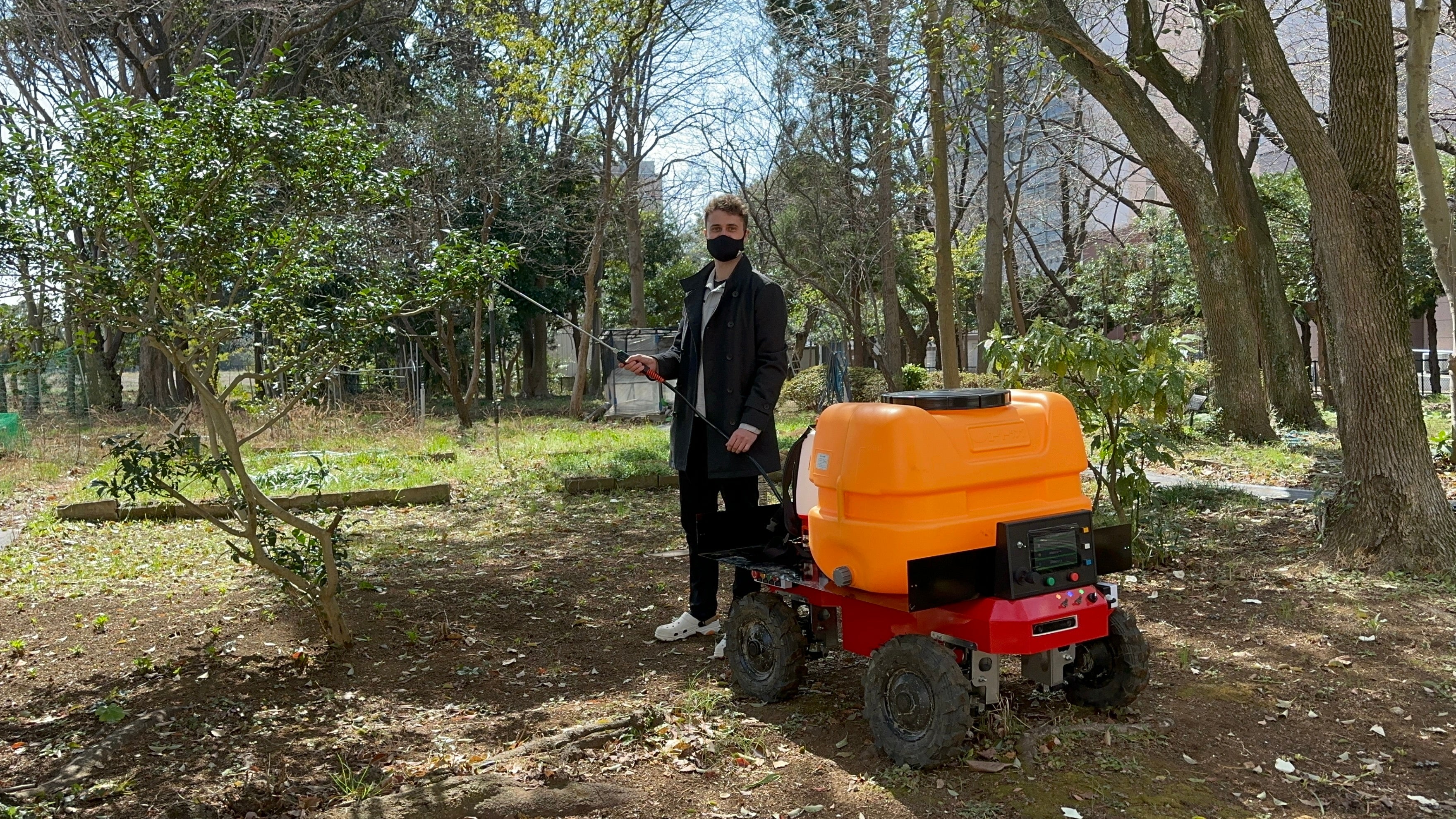 大学の敷地内ではロボットのテストが可能です