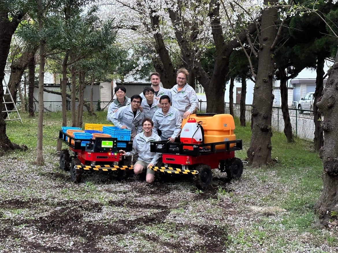 国際的な輝翠TECHメンバーとロボット