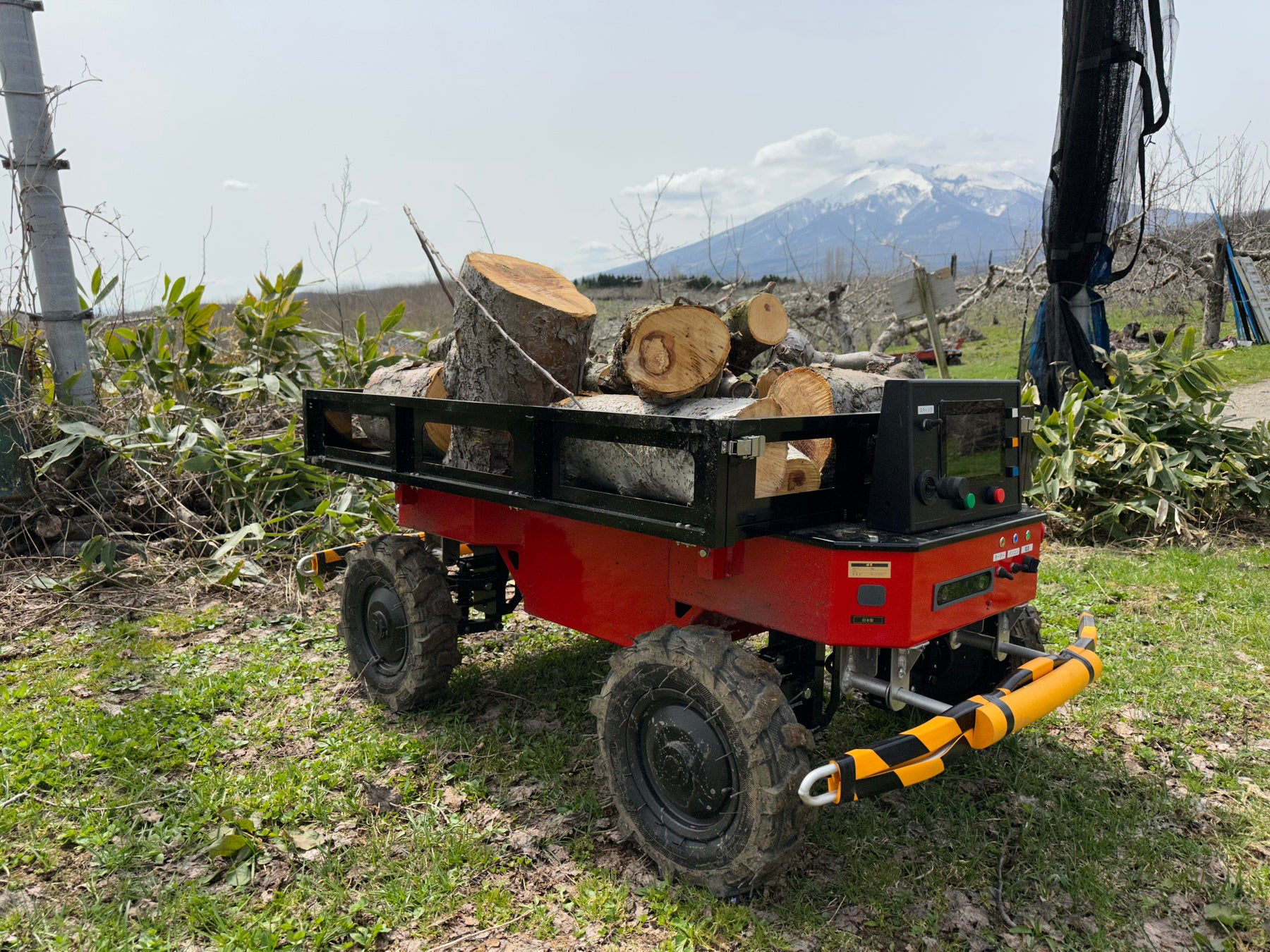 収集した枝を載せたロボット6号機