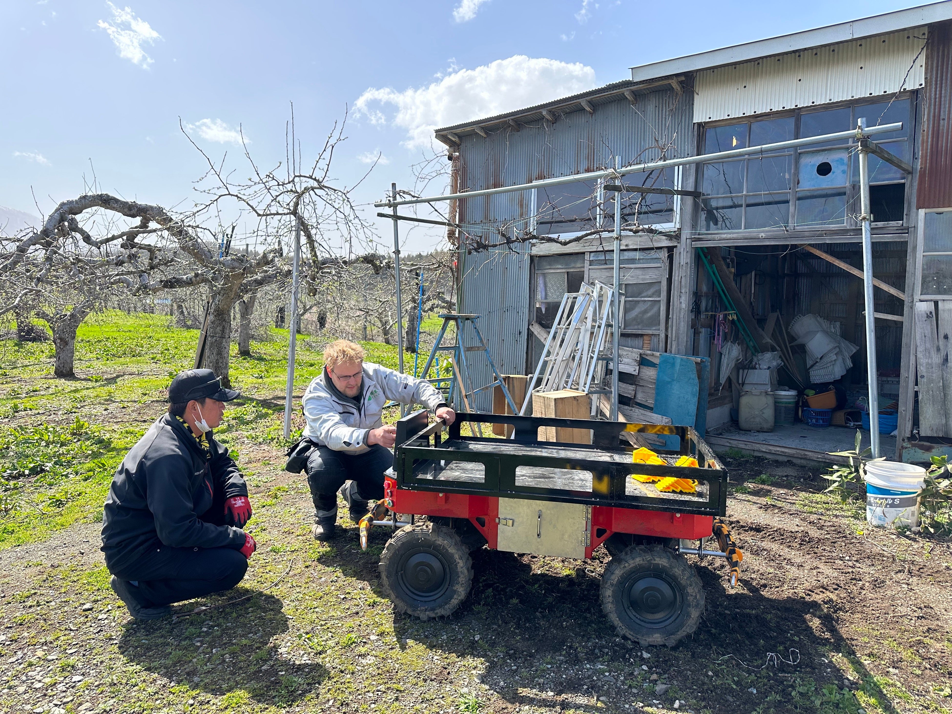 ロボットの使い方の説明を真剣に聞いていただく農家さん
