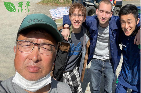 PoCに協力いただいているリンゴ農家の畠さんと共に