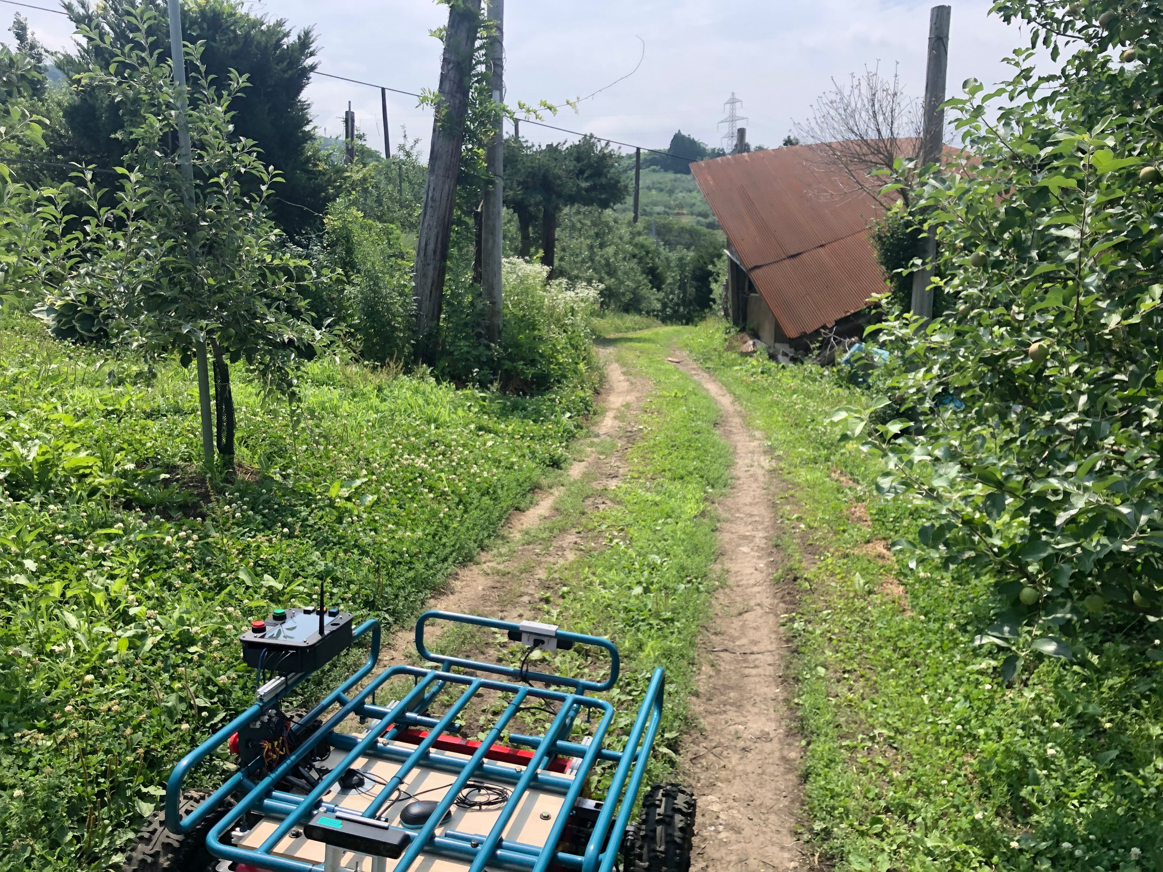 でこぼこ道や起伏のある地形でも走行可能