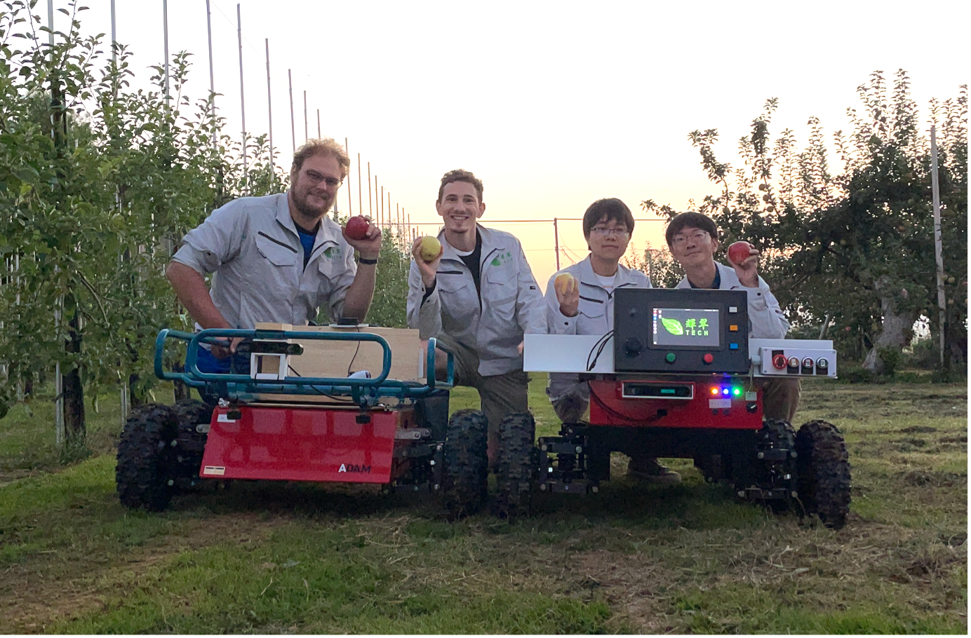 輝翠TECHのメンバーと開発中のロボット