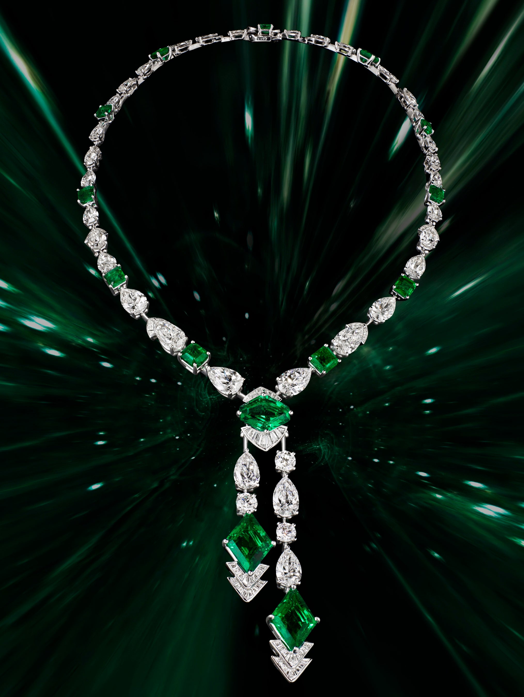 希少な4カラットのコロンビア産ロゼンジシェイプ エメラルドが 3石あしらわれたエメラルド&ダイヤモンド ネックレス