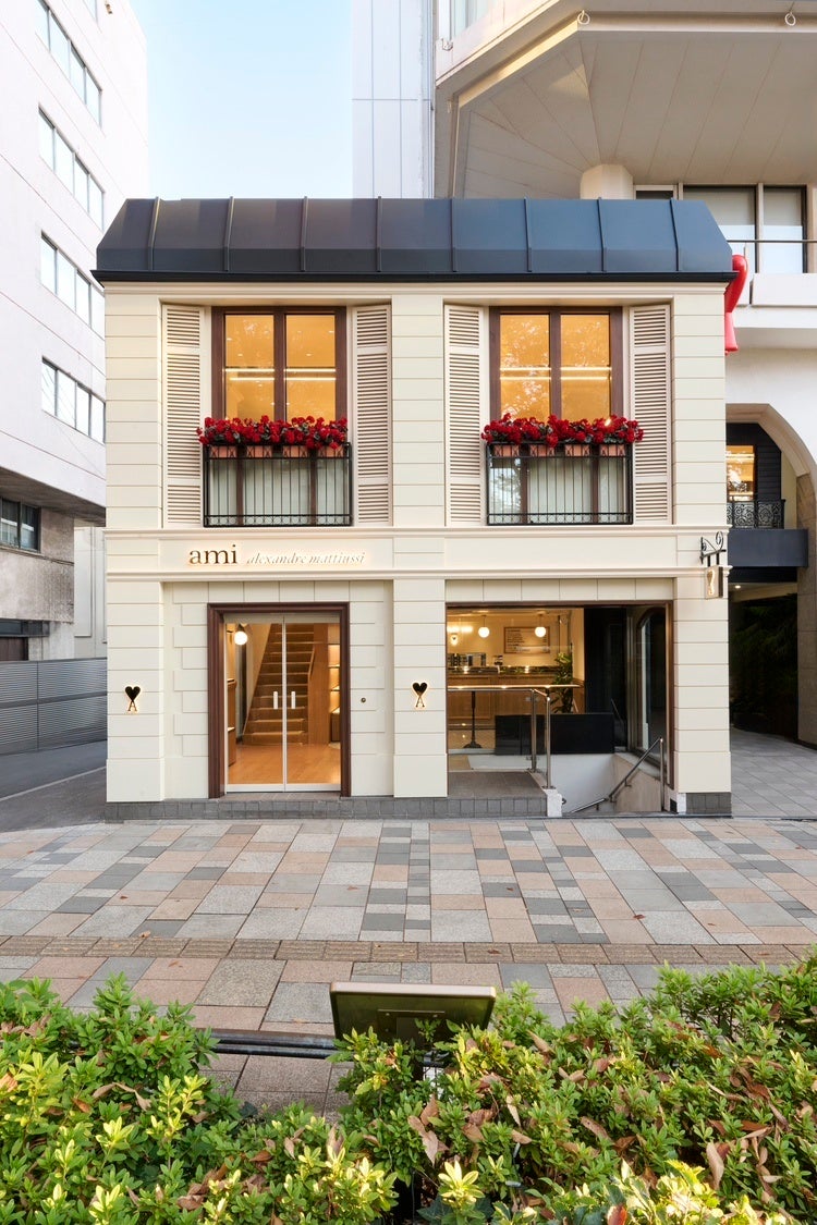 Ami Paris、東京・表参道に1年間の進化型ポップアップストアAMI PARIS POP-UP STORE AND LE CAFE AMIをオープン