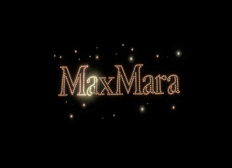 マックスマーラ、ブランドエキシビション「マックスマーラ ジャケットサークル -光り輝く女性たちへ-」 のオープニングを祝しドローンショーを実施 | 株式会社マックスマーラ ジャパンのプレスリリース