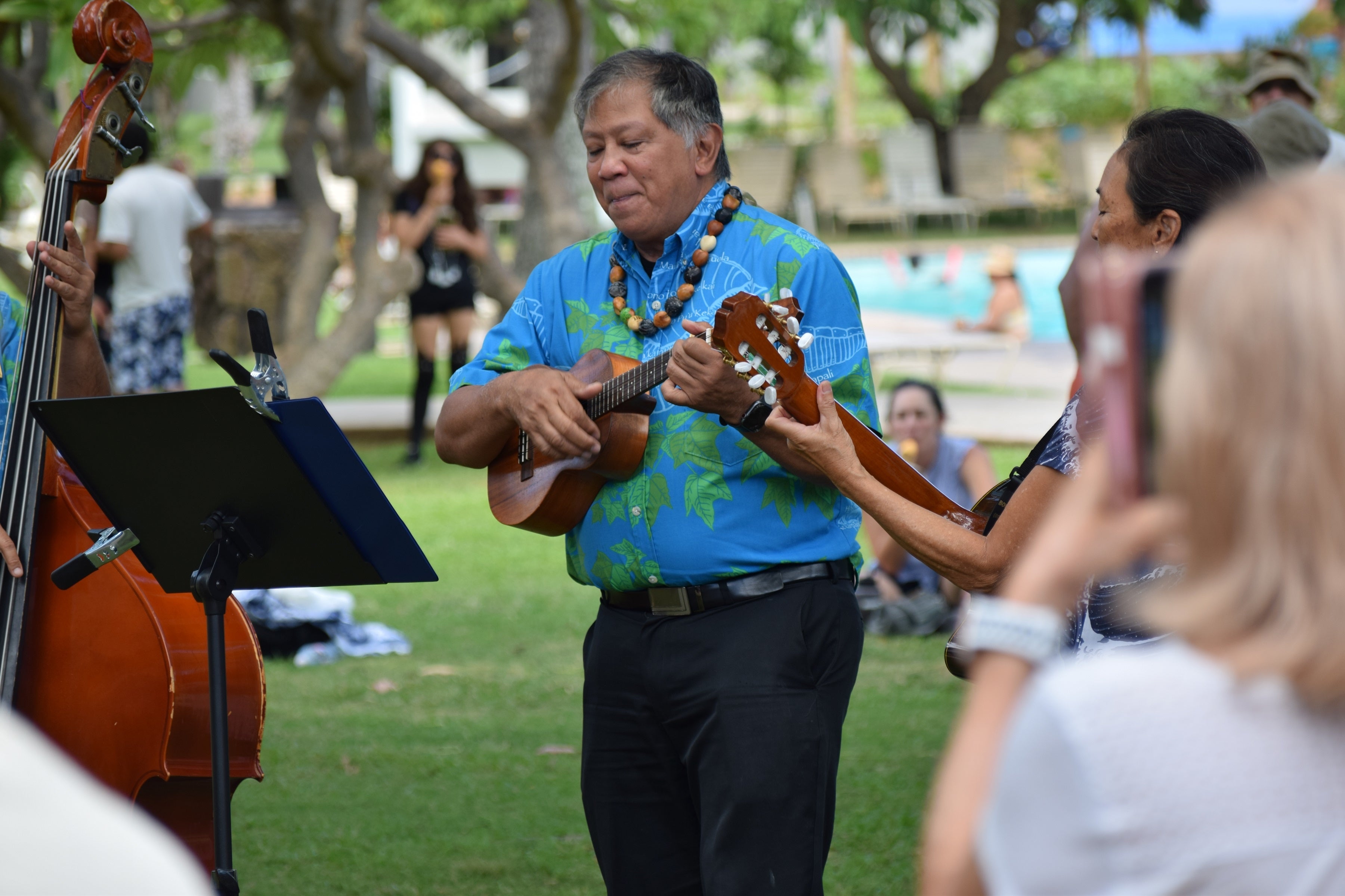 アロハフライデーで従業員が演奏する様子
