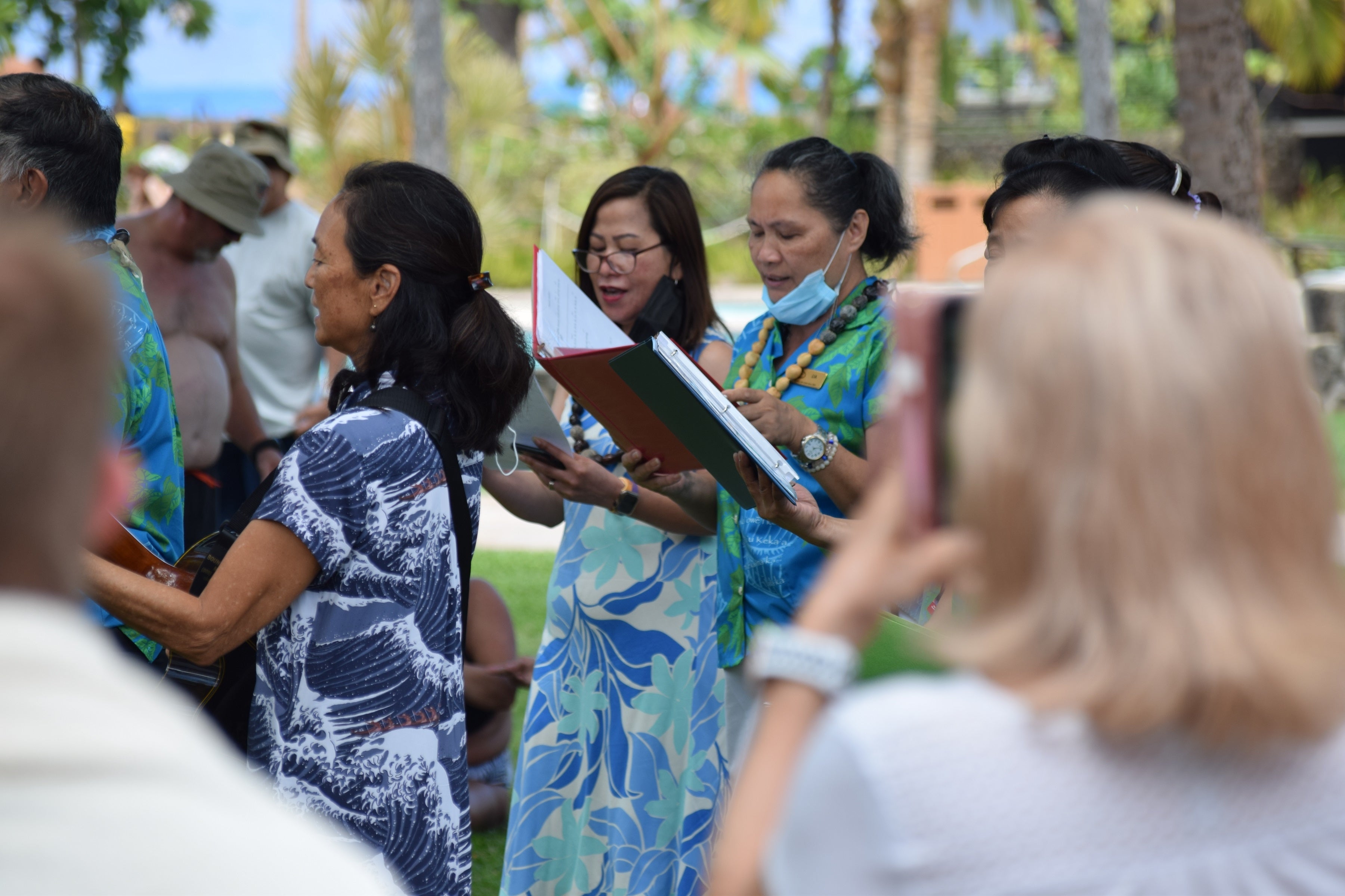 アロハフライデーで従業員が演奏する様子