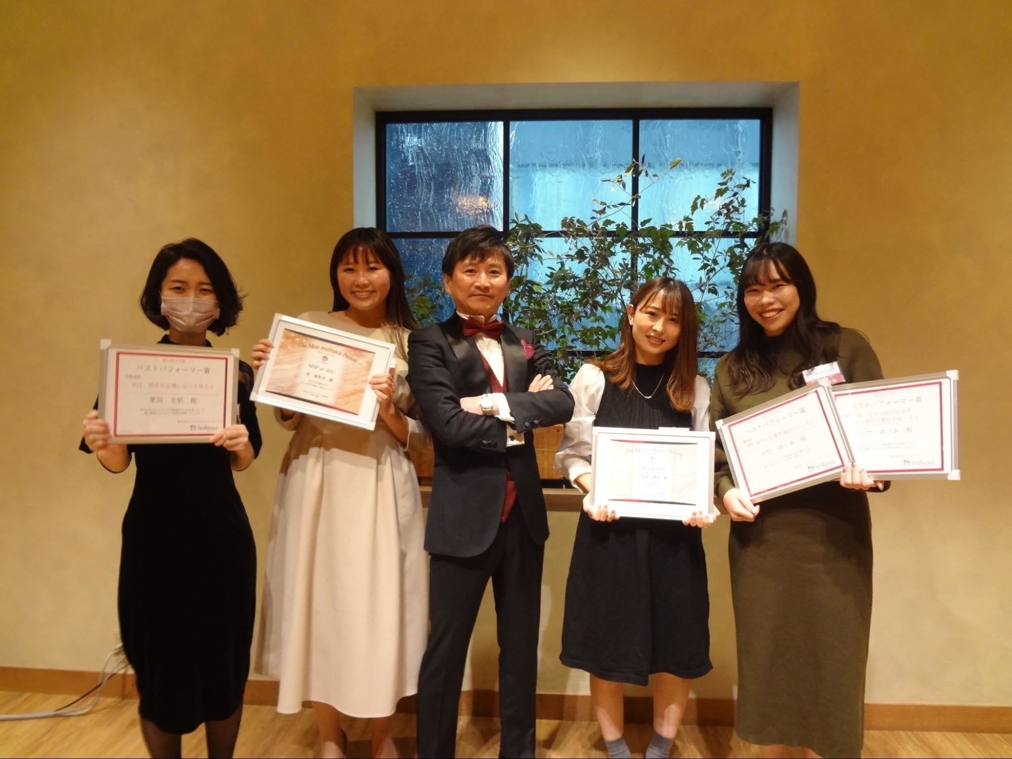 ＜ベストパフォーマー賞・月間MBP賞・年間MBP賞を受賞した社員と代表の山田＞