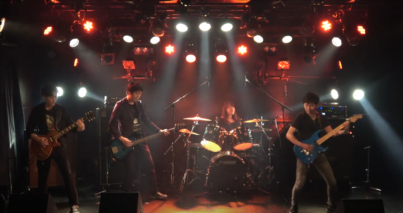 ＜社内メンバーによるライブの様子、ドラムは2022年度内定者の女性＞