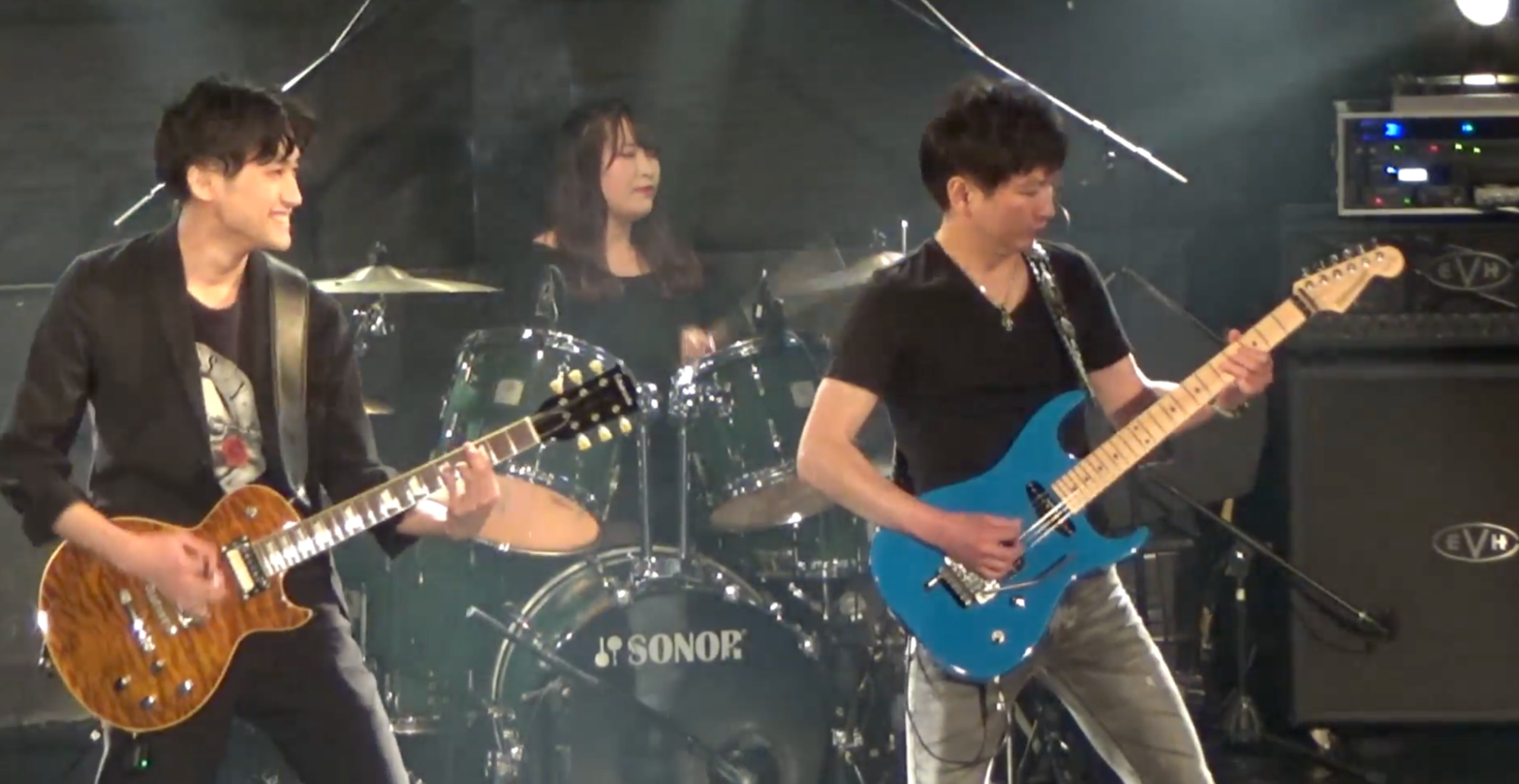 ＜リズム良くドラムが刻み、ギター二人が魅せる。セッションを楽しむ表情も。＞