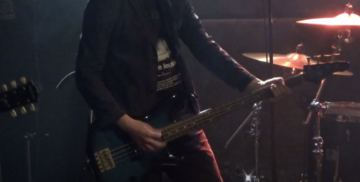 ＜ベースの低音が響き、演奏スタート＞