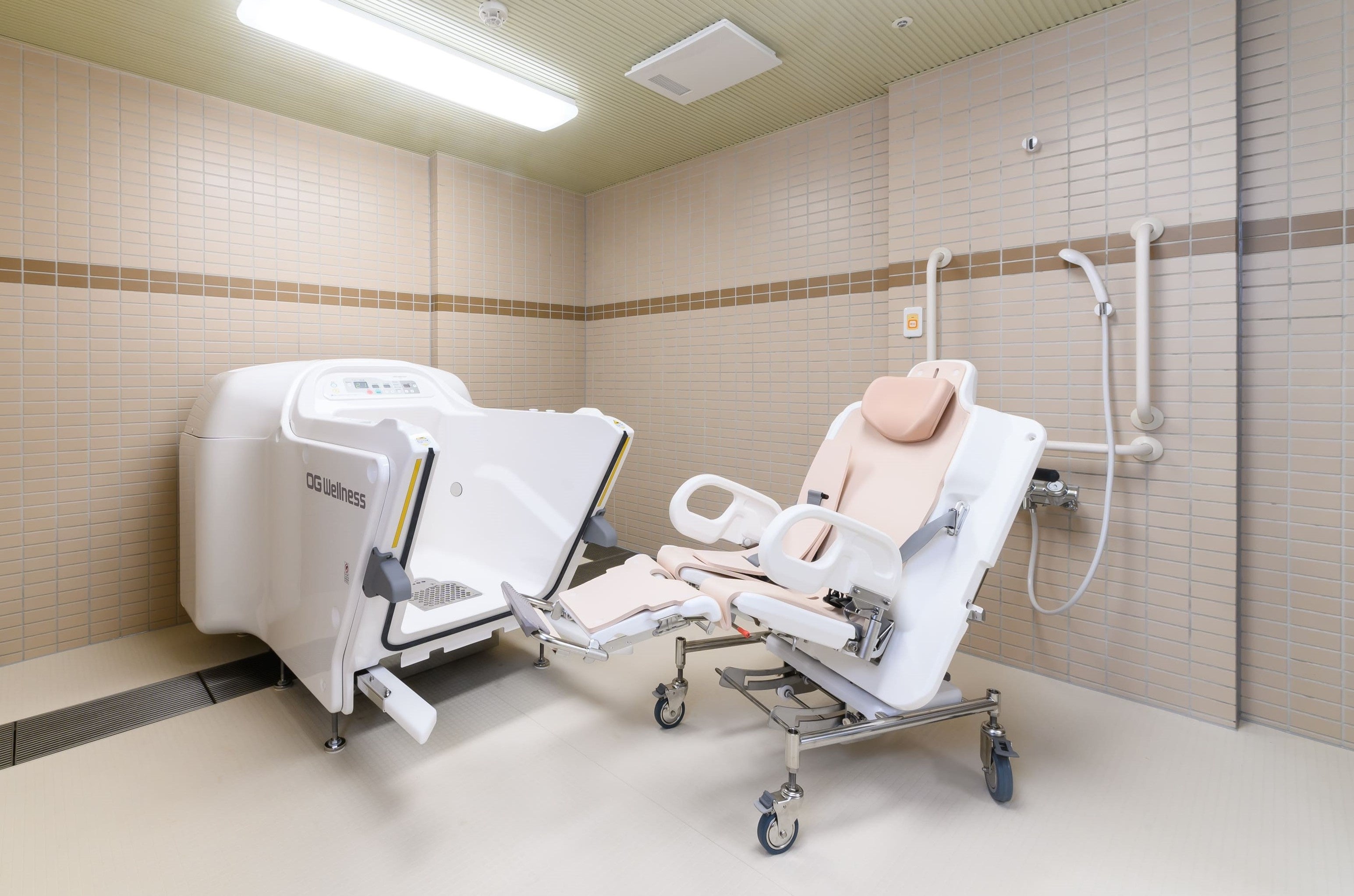 車いすや寝たきりの方に向けた介護浴槽設備