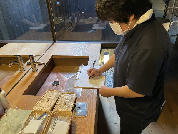 備品の在庫を確認する様子