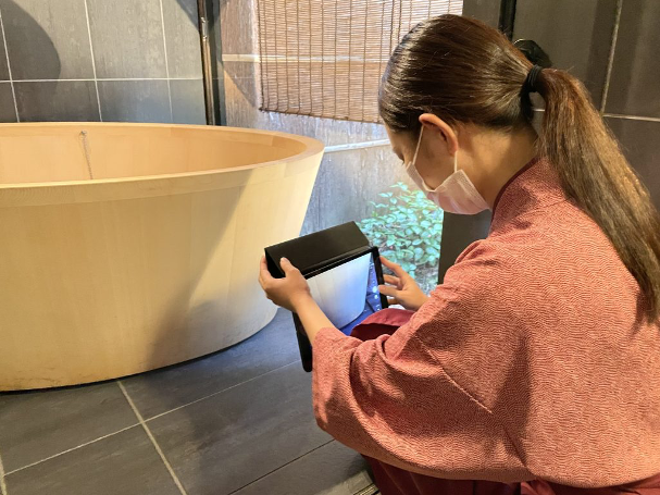 設備の状態を撮影する様子