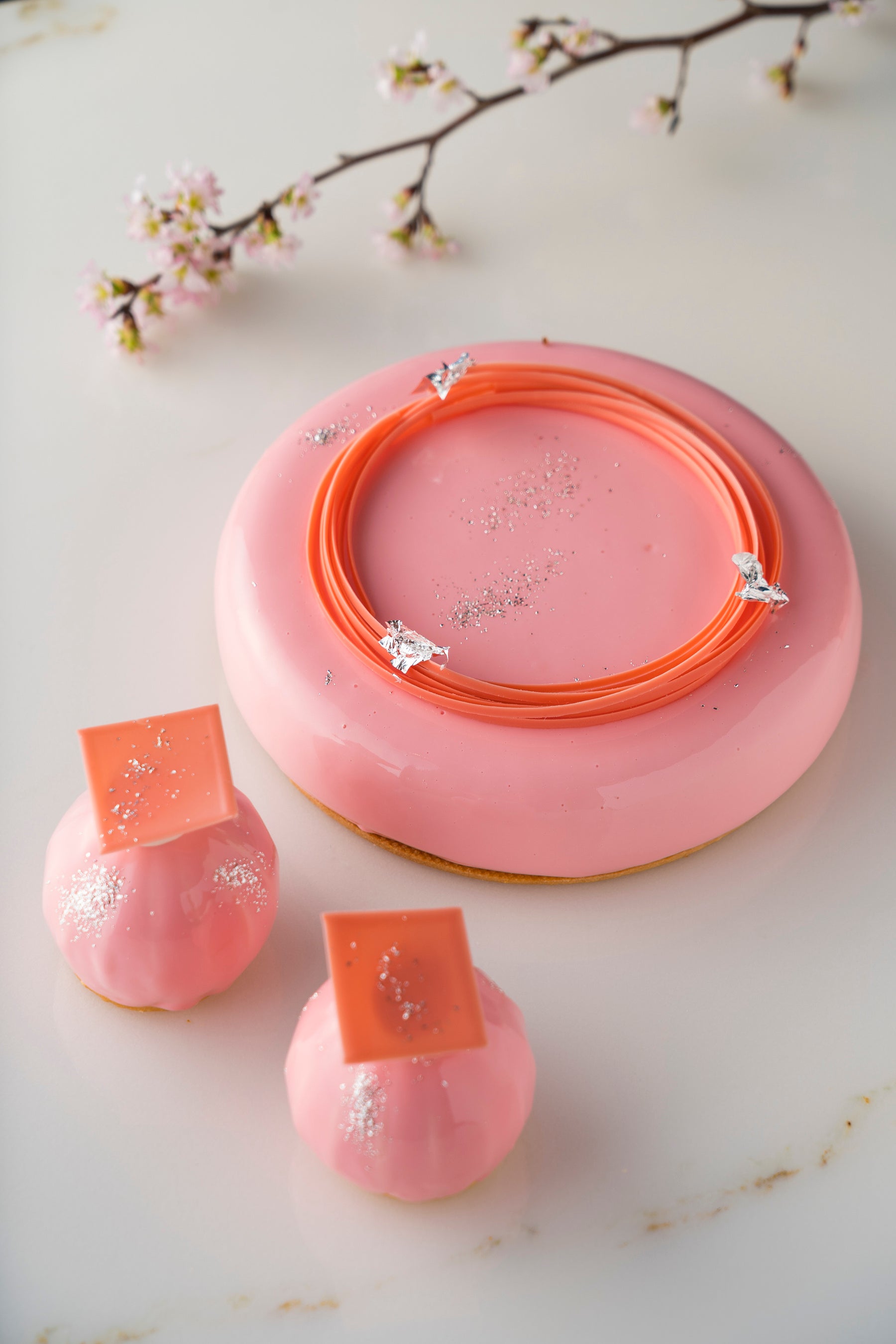 Sakura（左からスモールサイズ、ホールサイズ）