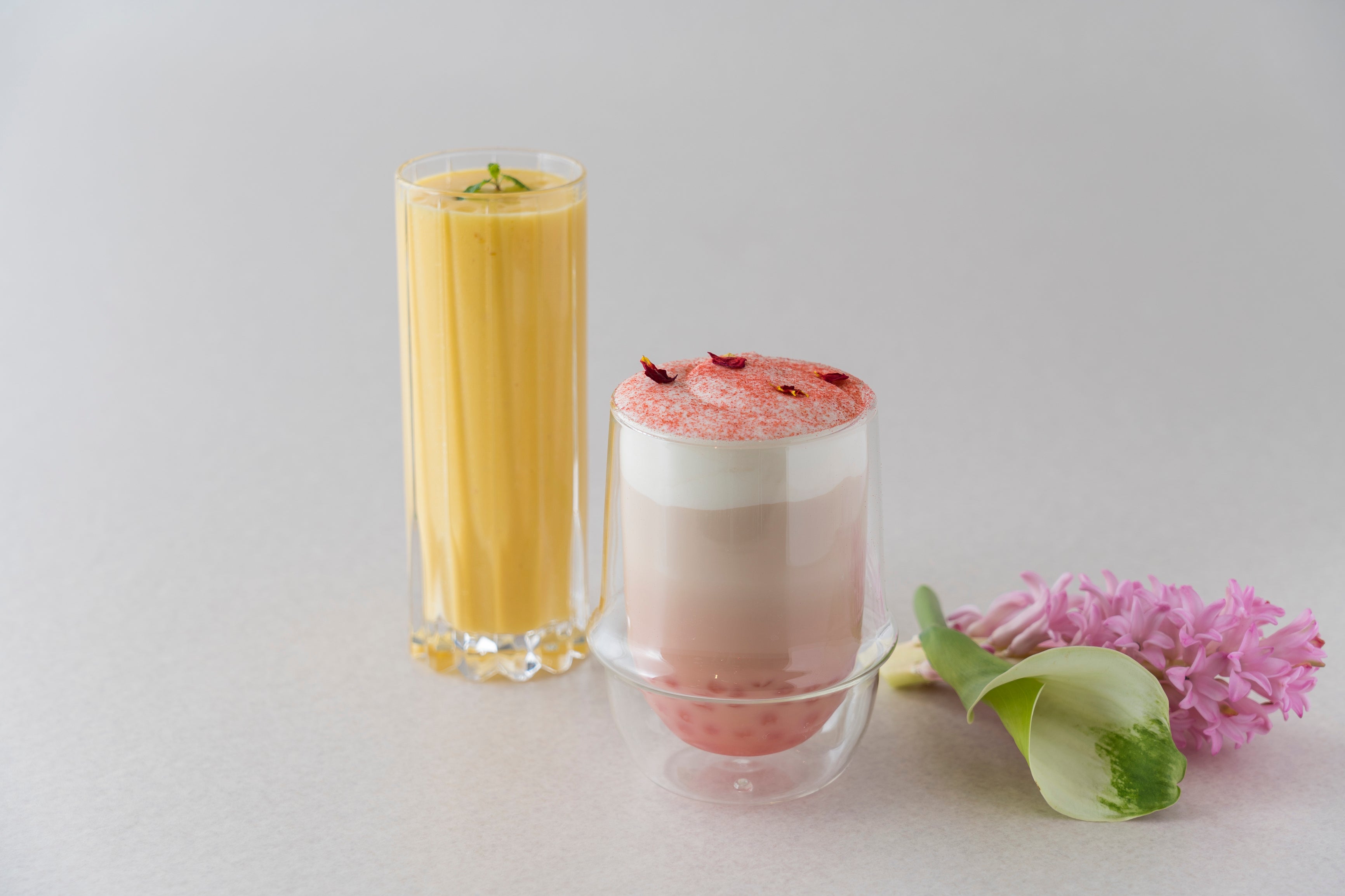 左からアップルマンゴーラッシー、ローズタピオカミルクティー