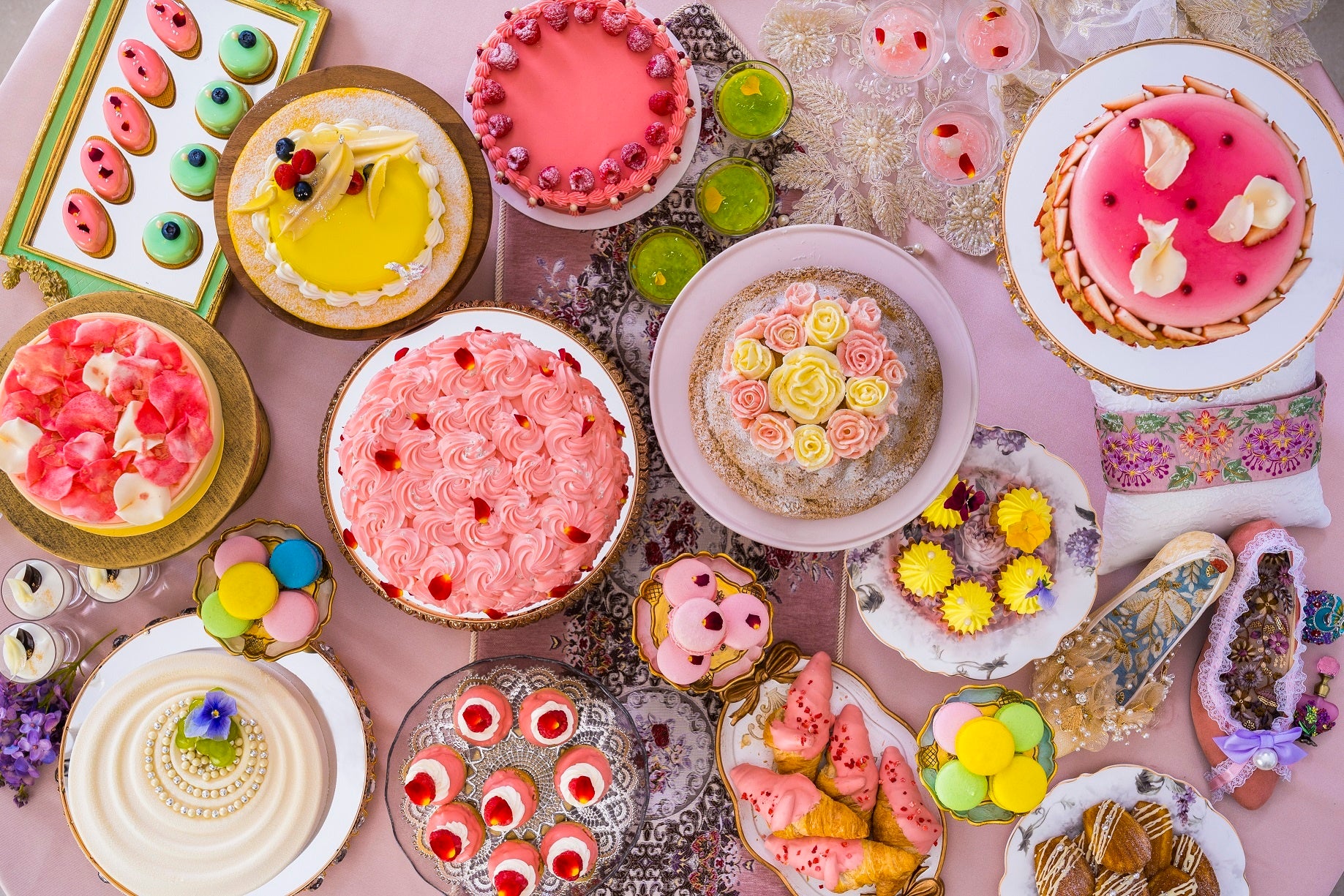 ローズや甘酸っぱいフルーツをふんだんに用いたスイーツ