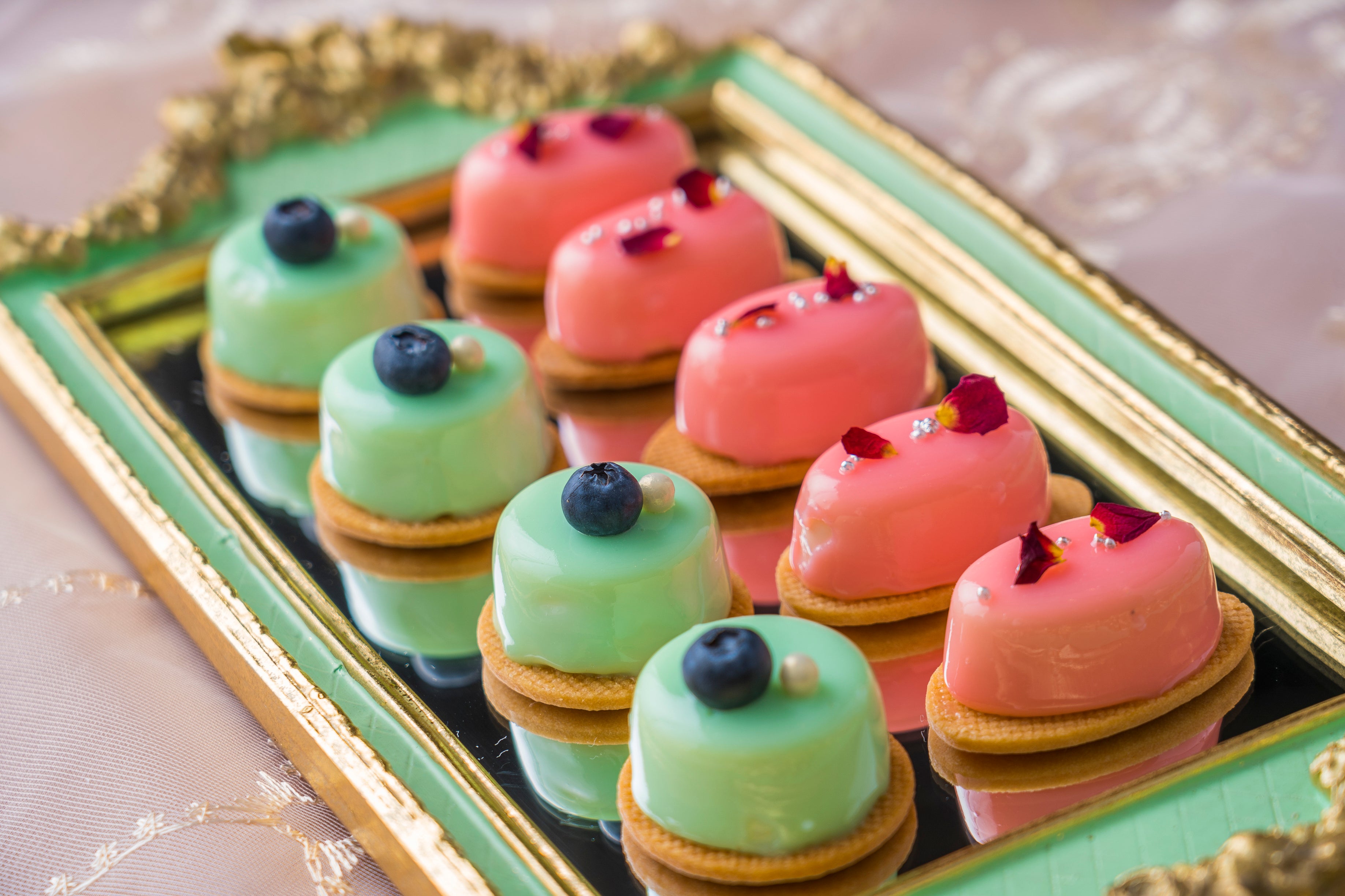 フロマージュブランとパイナップルライムのムース、桃とローズのムース