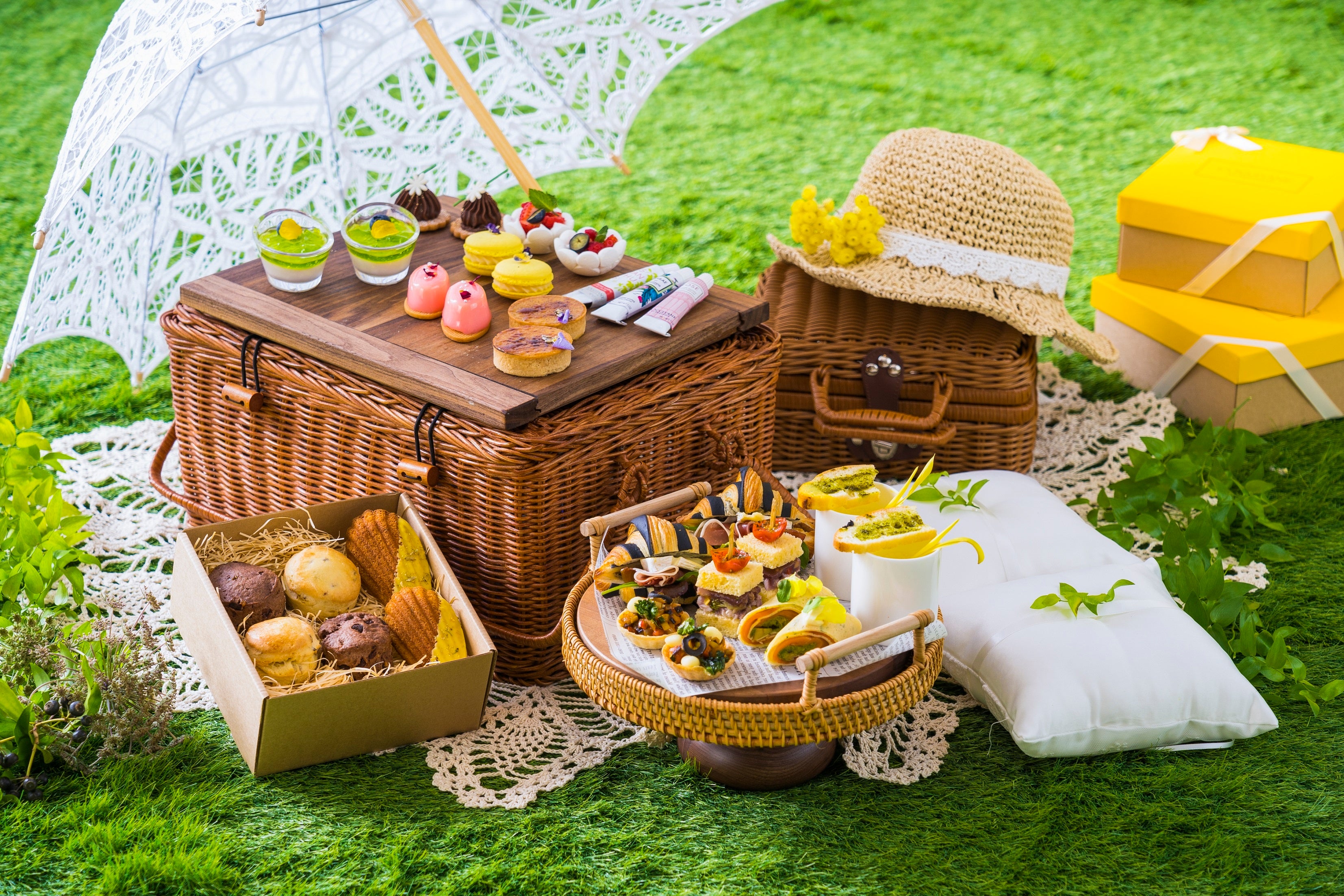 籐のバスケットでお届けするスイーツとセイヴォリー