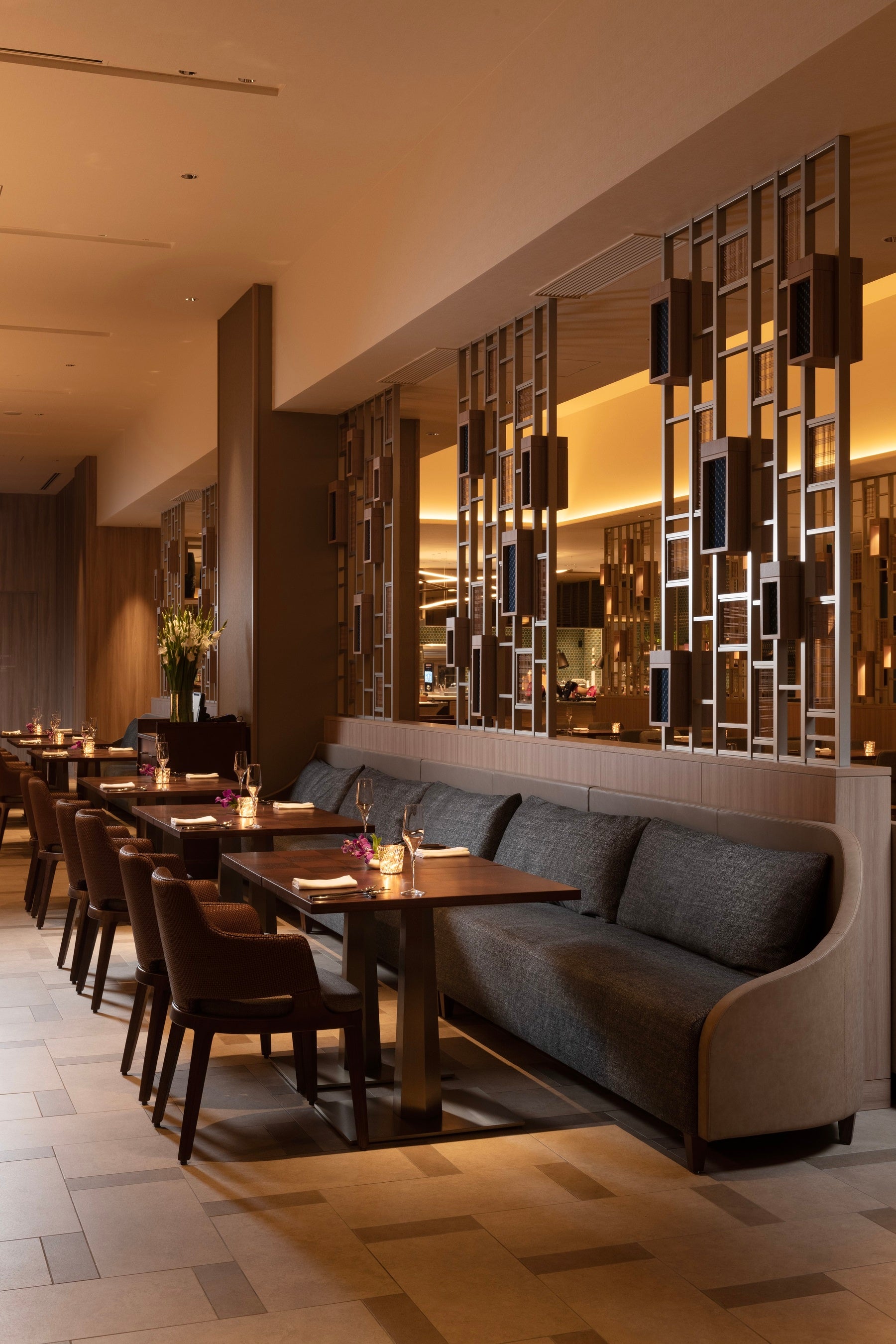 オールデイダイニング「モザイク」　ディナータイム内観